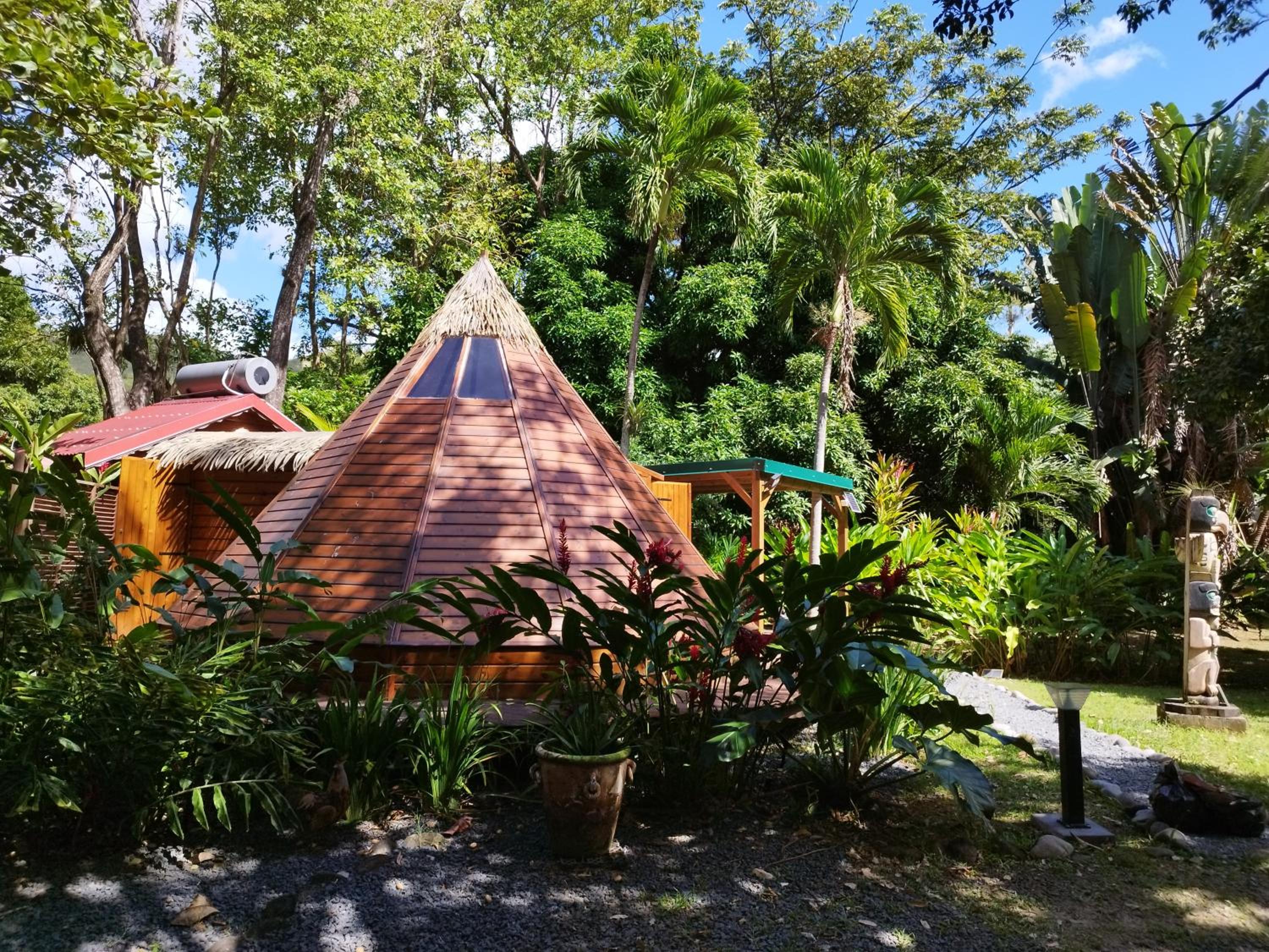 Gite du Manial Tipi bois Danse du Soleil
