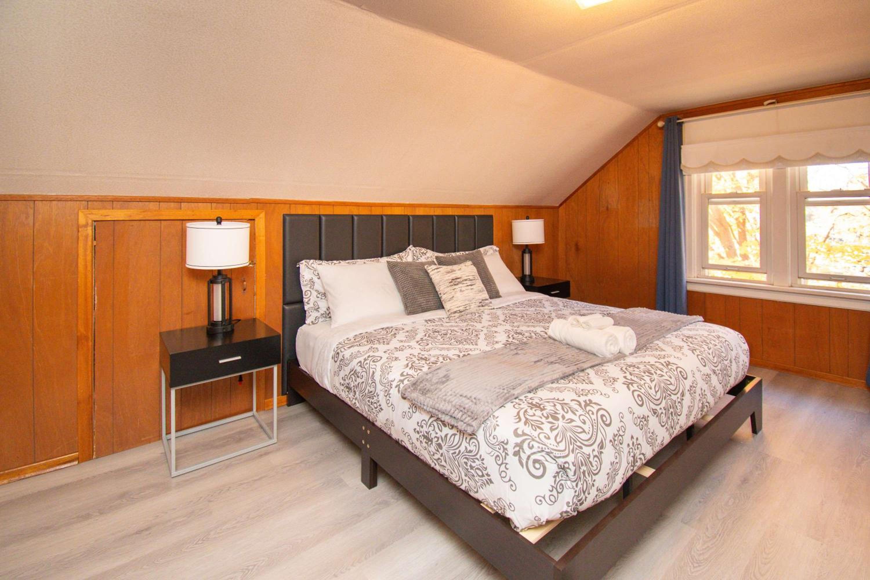 Cabin in Orillia with 3BR - Nearby Trails Skiing and More - Image 5