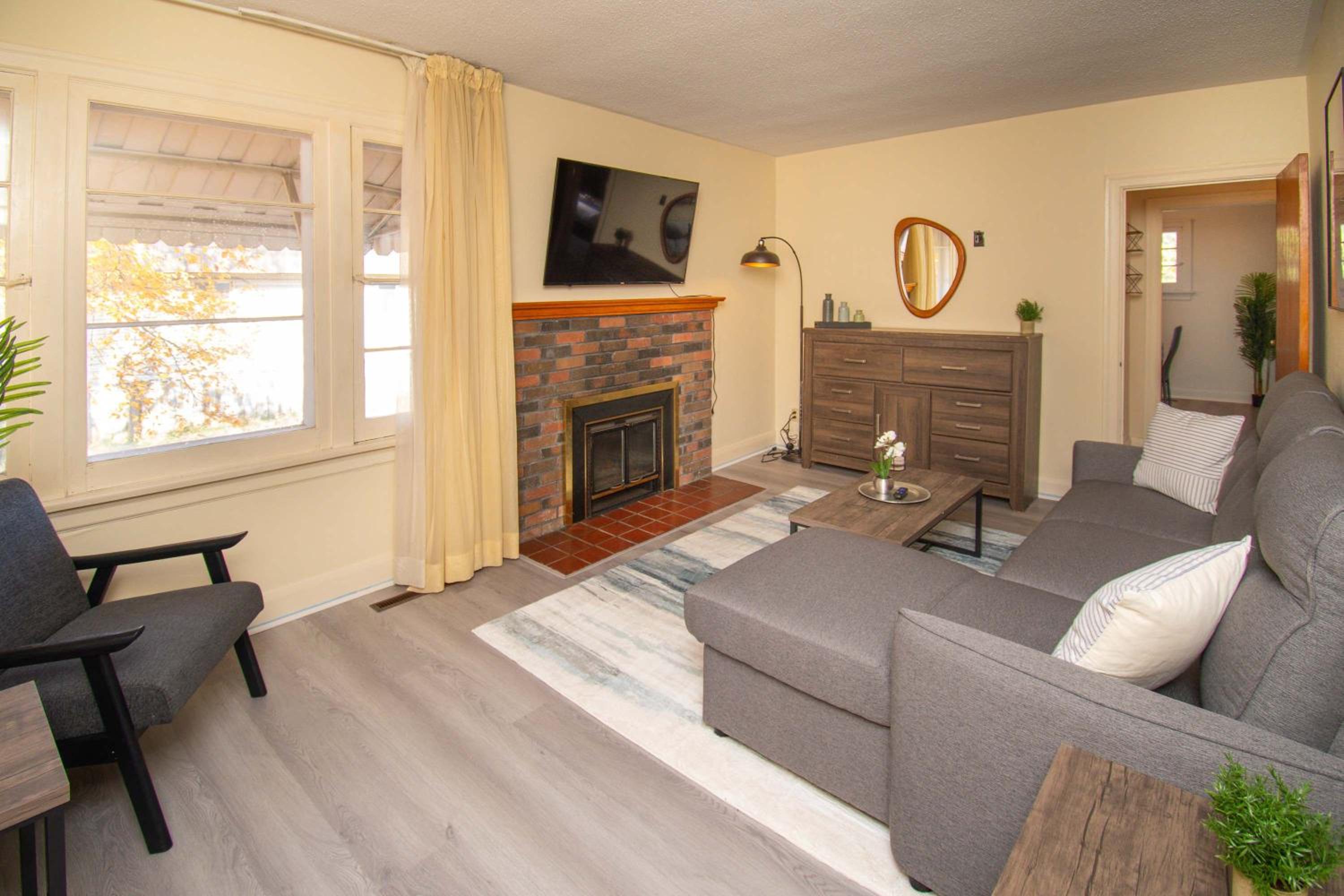 Cabin in Orillia with 3BR - Nearby Trails Skiing and More