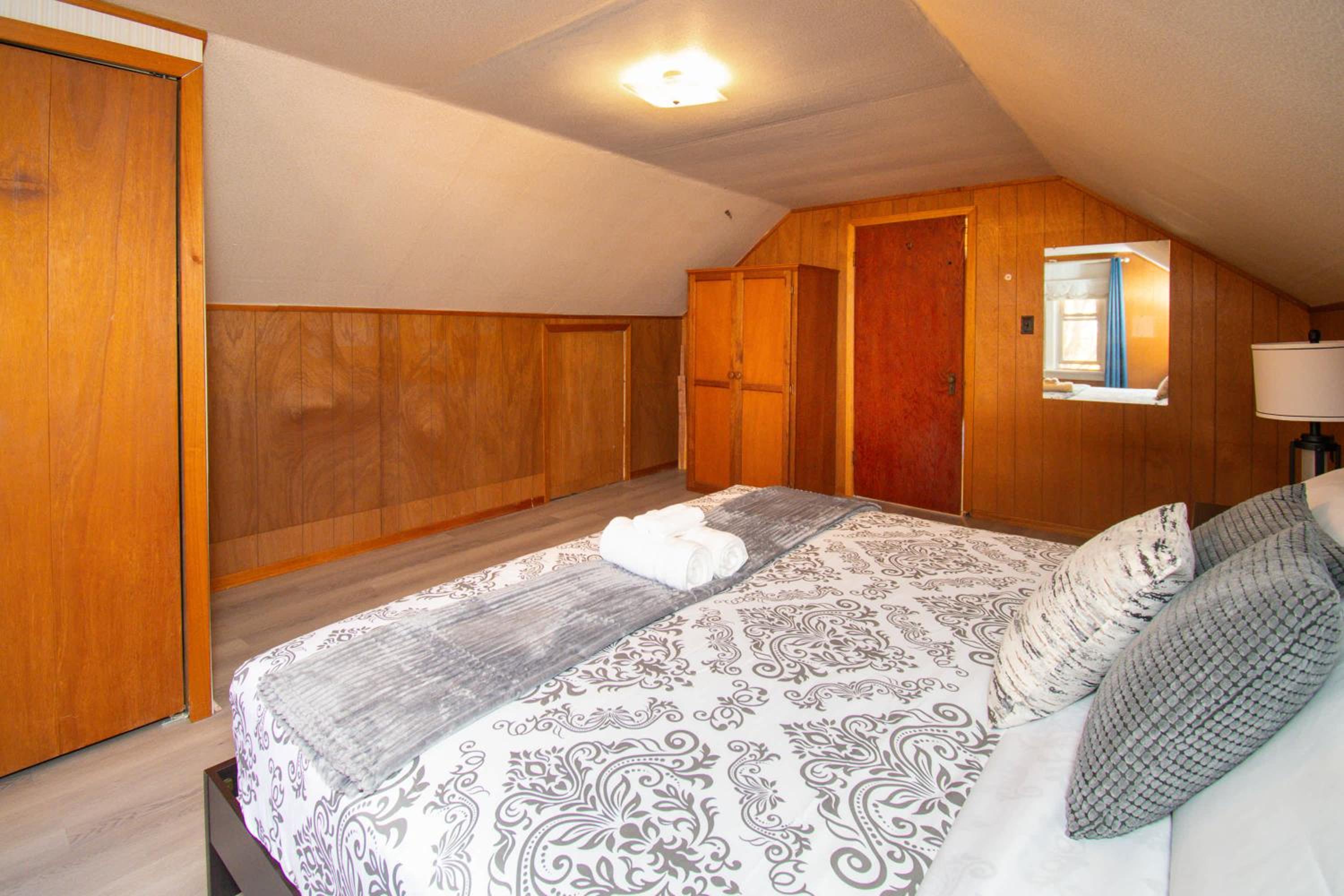 Cabin in Orillia with 3BR - Nearby Trails Skiing and More