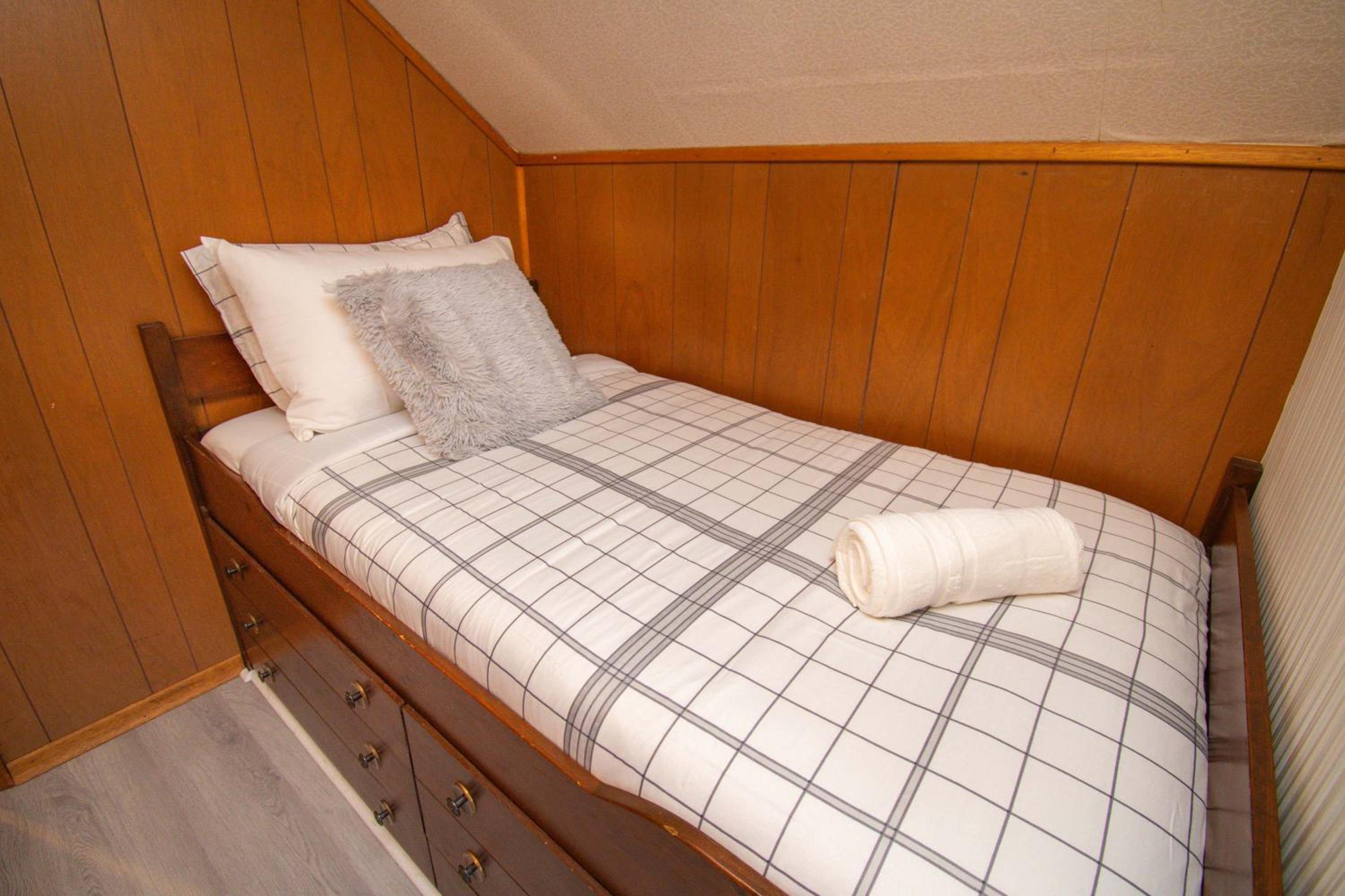 Cabin in Orillia with 3BR - Nearby Trails Skiing and More