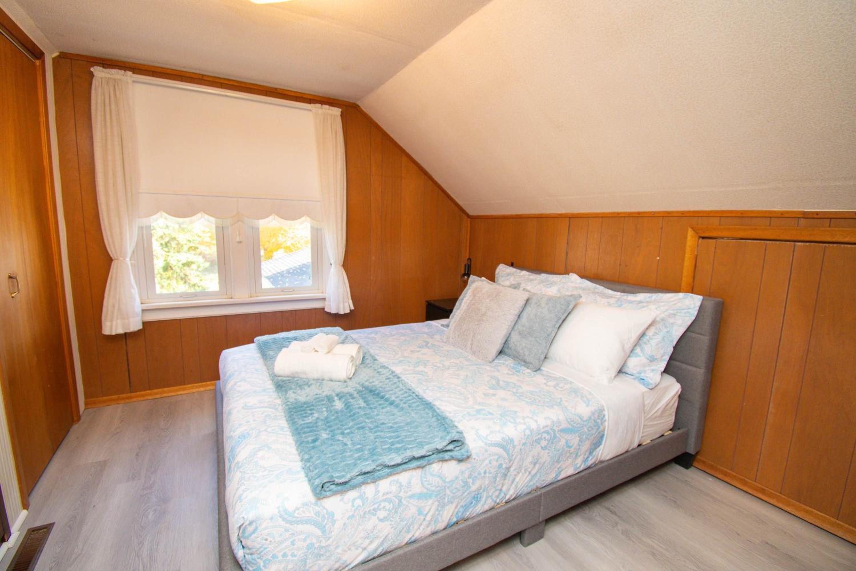 Cabin in Orillia with 3BR - Nearby Trails Skiing and More