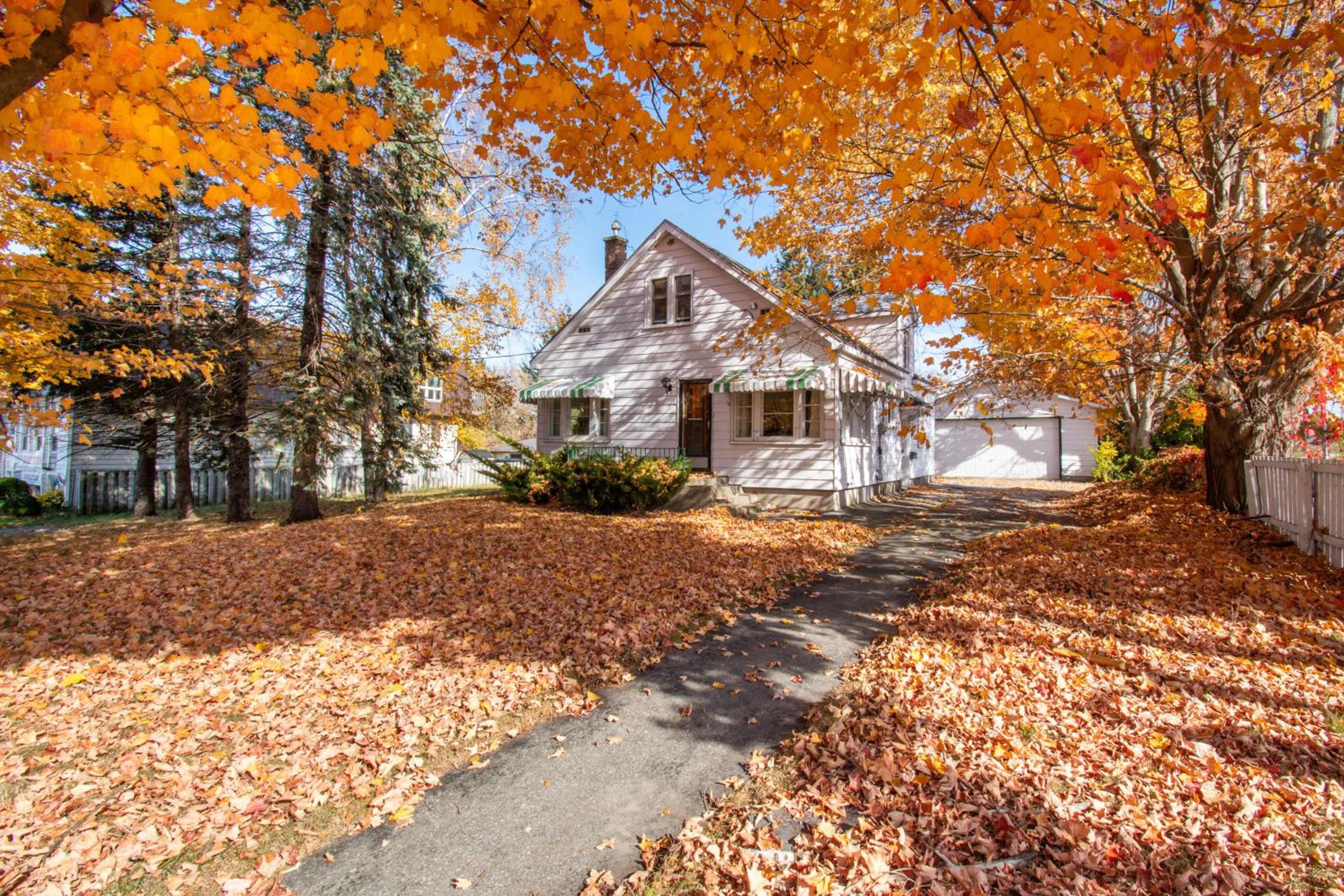 Cabin in Orillia with 3BR - Nearby Trails Skiing and More