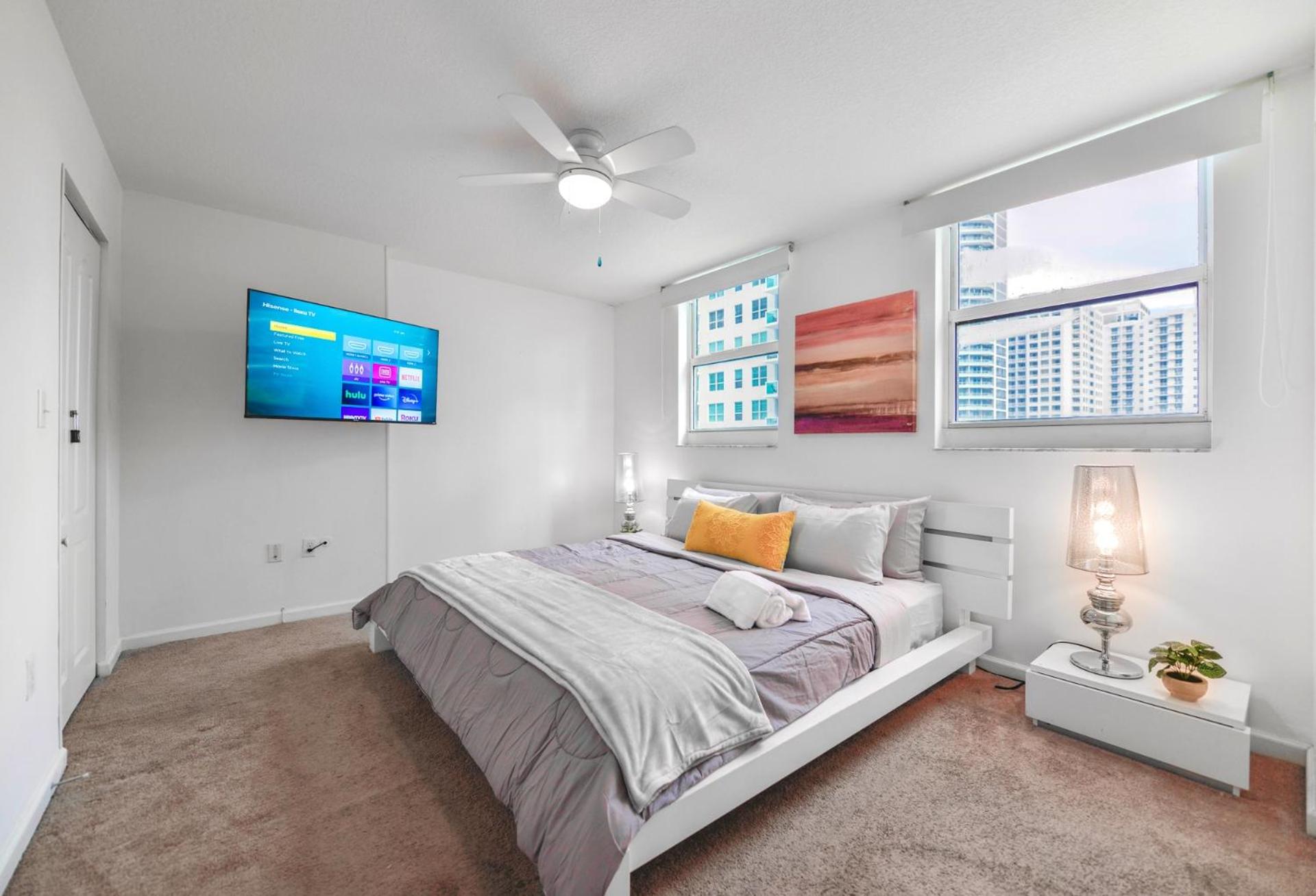 We Host - Amazing 2 Br Condo At Brickell With Pool photo 4