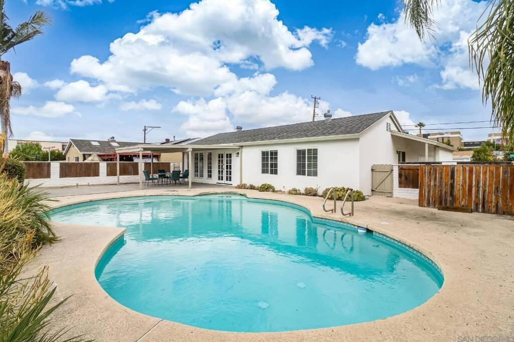 Hotel 3-bedroom House In Beautiful San Diego With Wifi. Heated Pool, Bbq, Free Parking