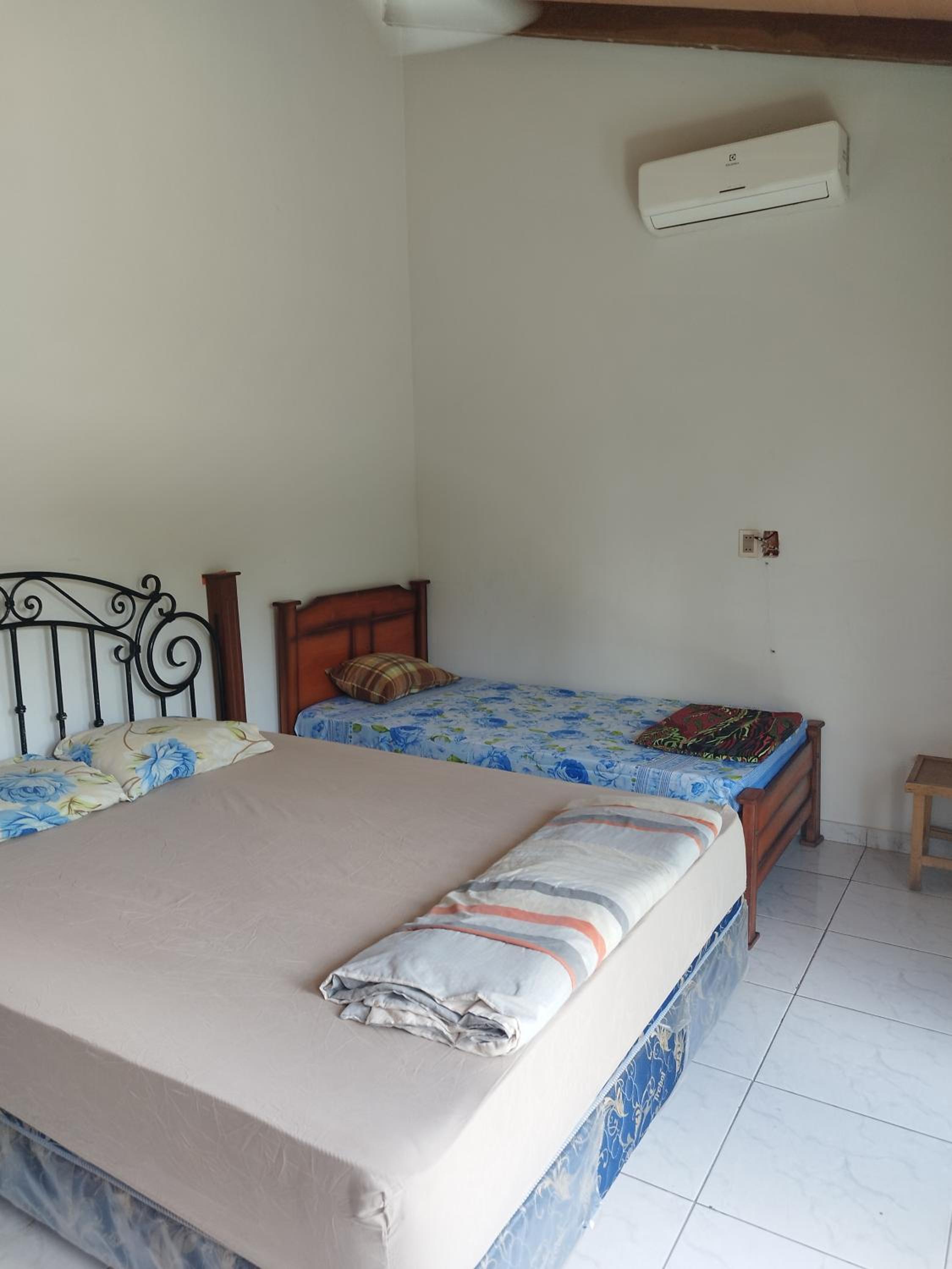 Amplia casa en lambare view 2