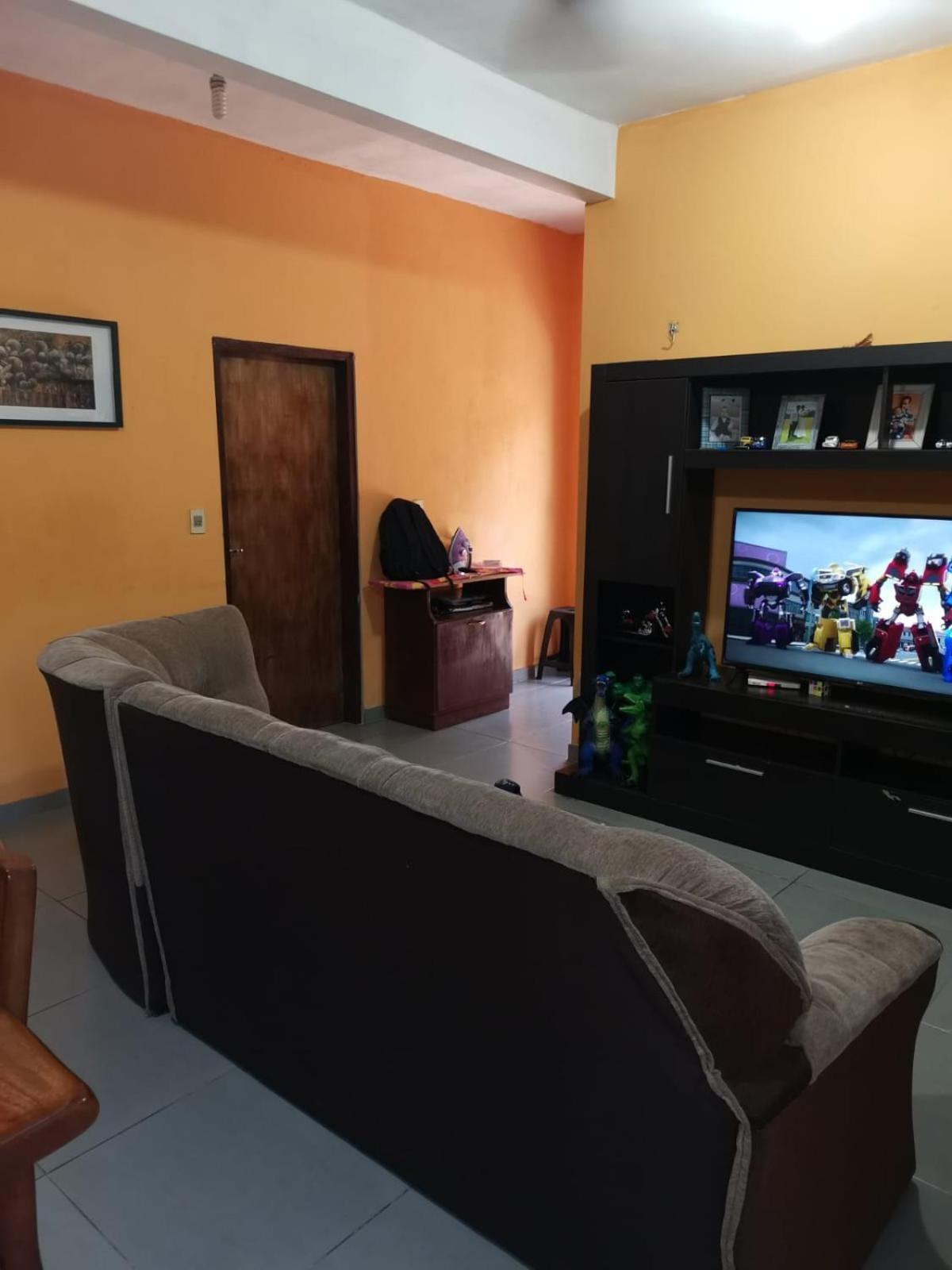 Amplia casa en lambare view 3