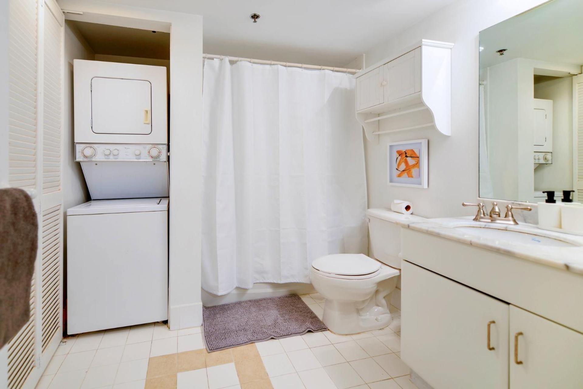 Ocean View Exquisite 1 BR Condo with Free Parking