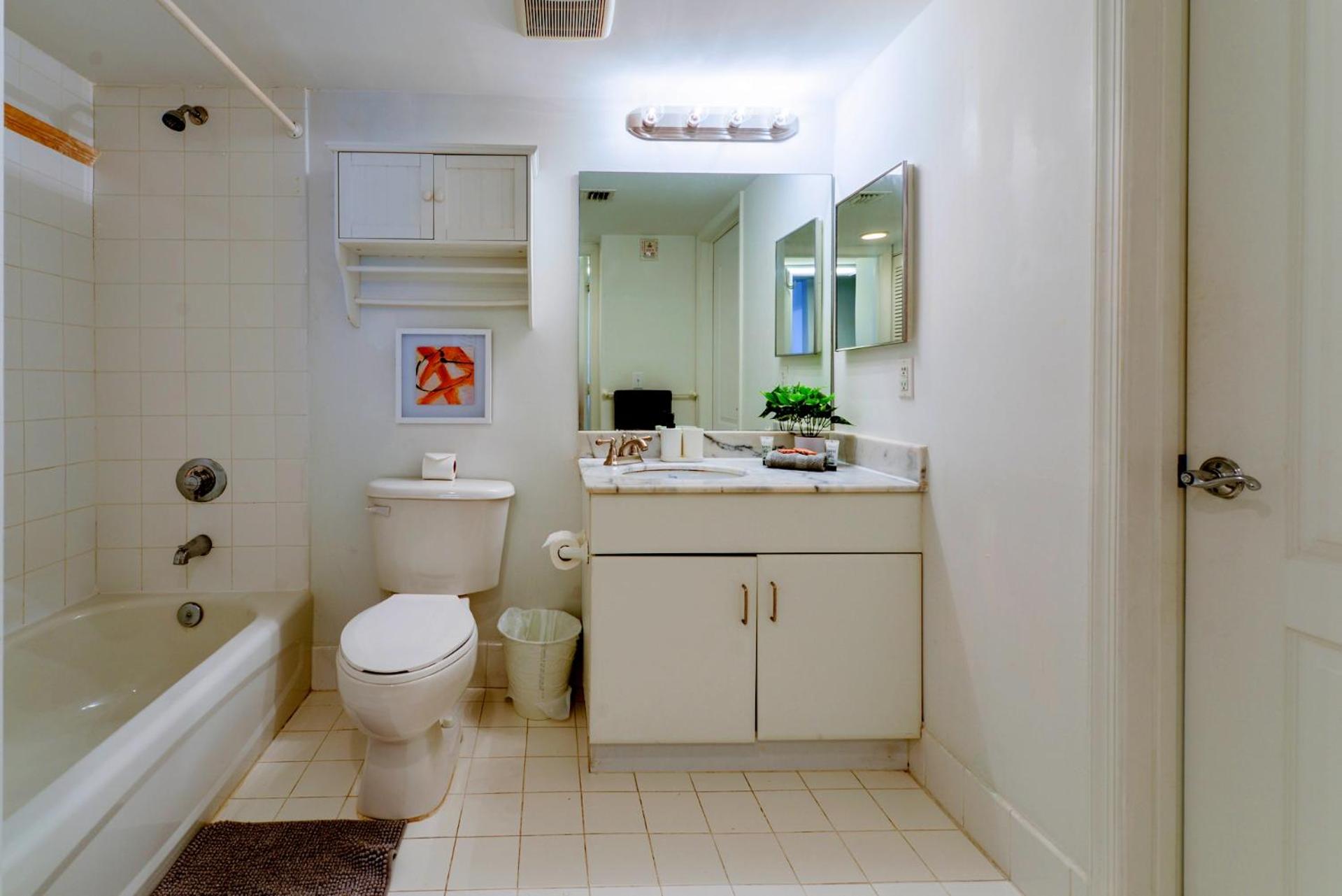 Ocean View Exquisite 1 BR Condo with Free Parking