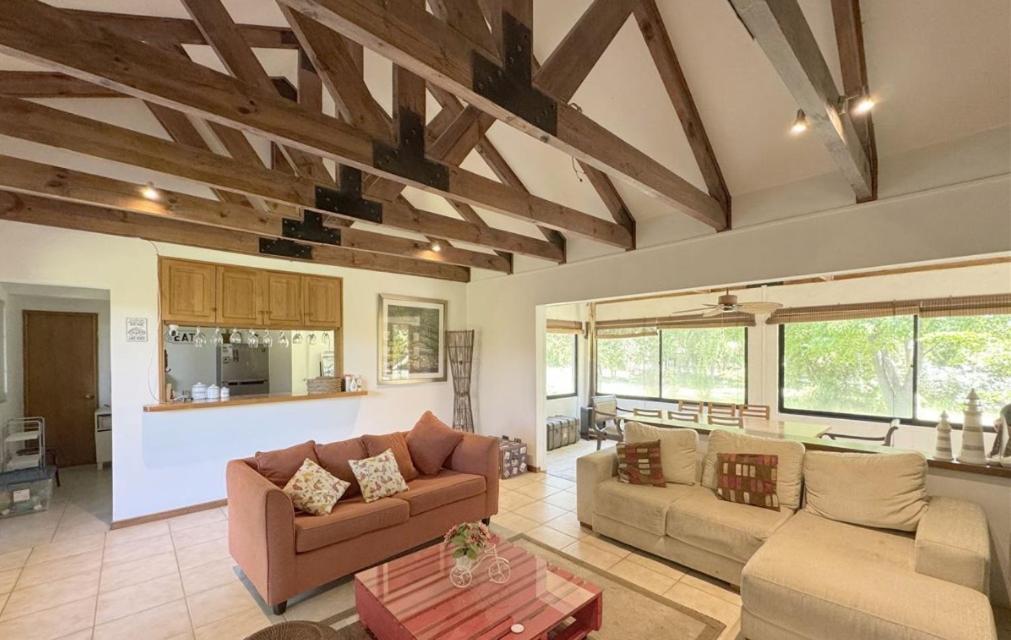 Casa en lago rapel, quincho, piscina, acceso al lago Familiar