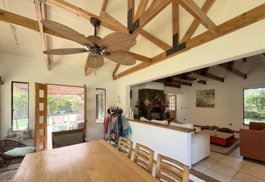 Casa en lago rapel, quincho, piscina, acceso al lago Familiar