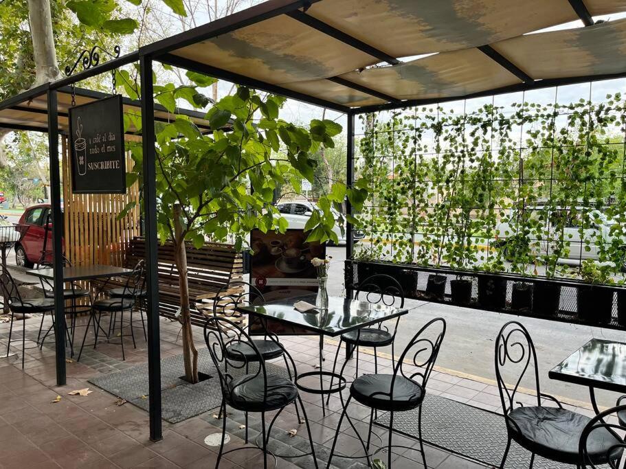 Casa vintage barrio exclusivo en ciudad con bicis