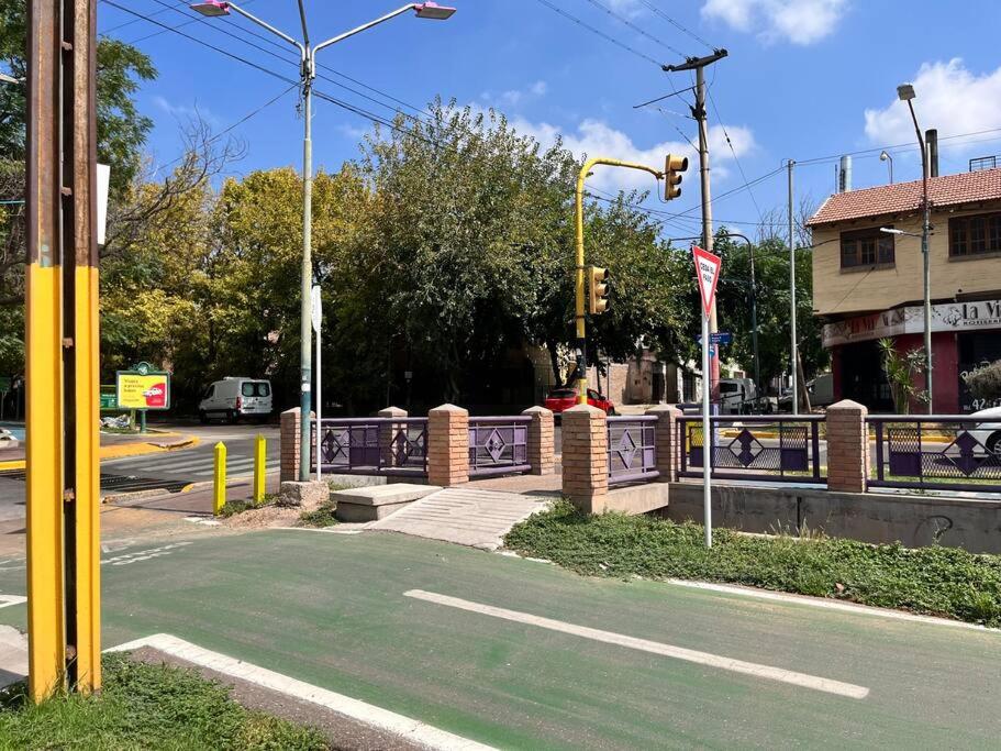 Casa vintage barrio exclusivo en ciudad con bicis