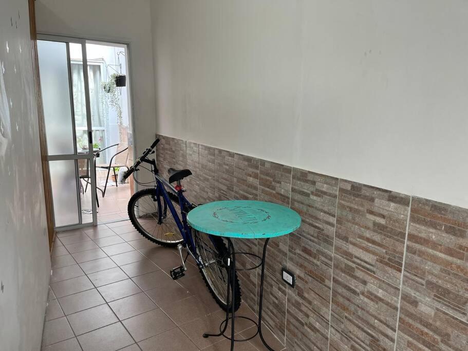 Casa vintage barrio exclusivo en ciudad con bicis