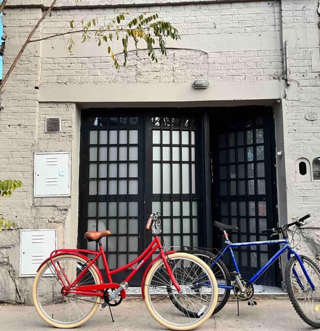 Casa vintage barrio exclusivo en ciudad con bicis