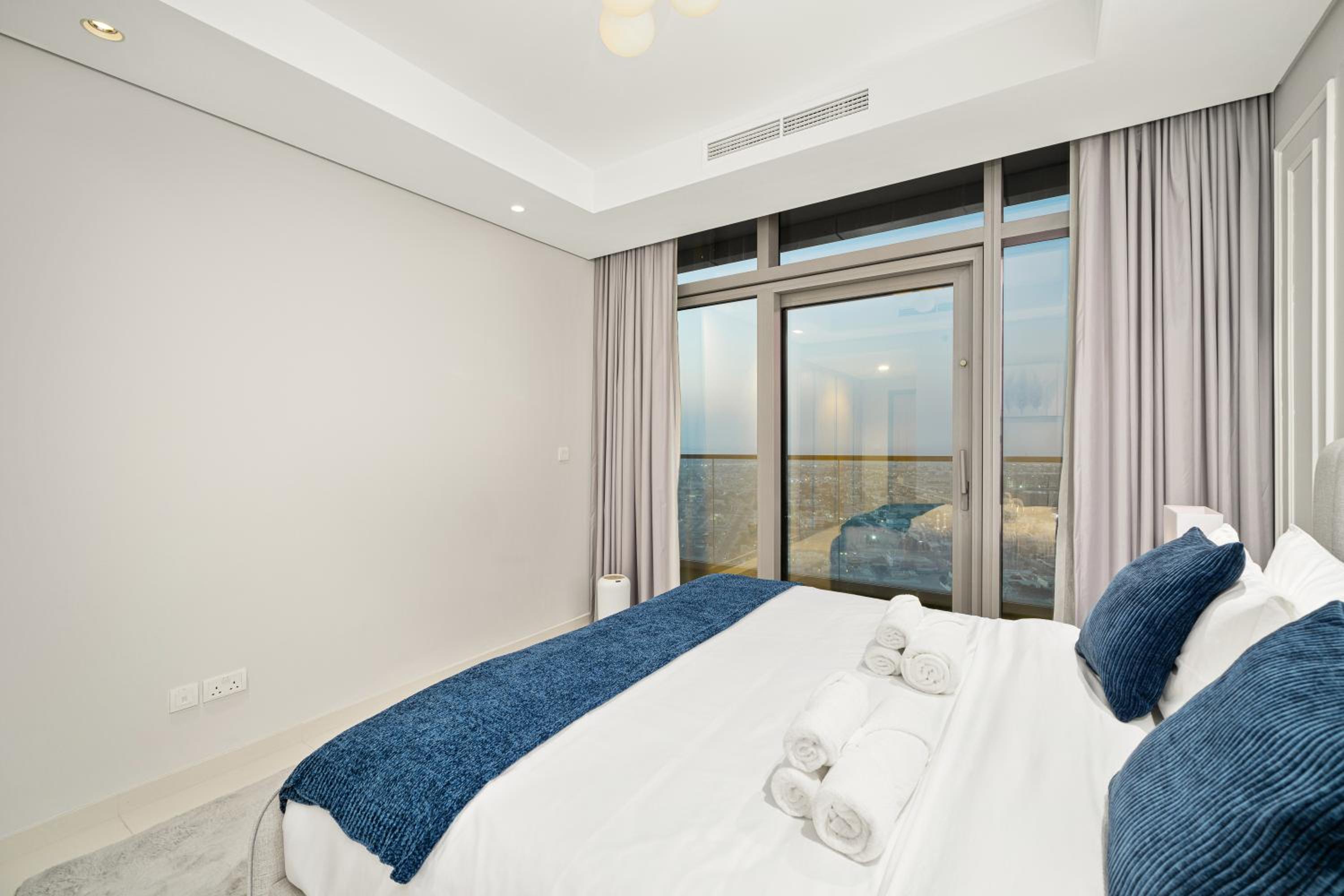 Paramount Midtown by Luxe Living