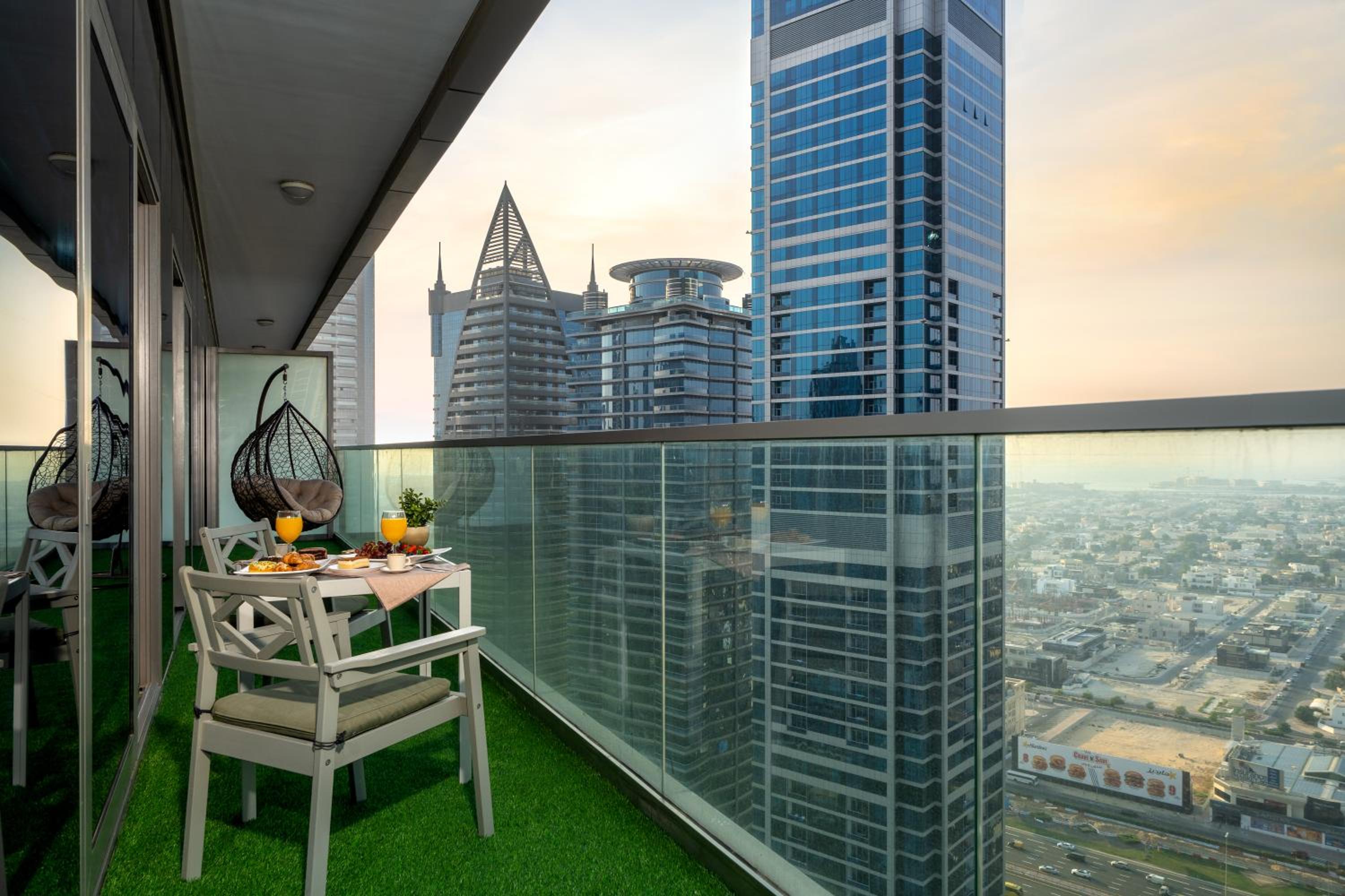 Paramount Midtown by Luxe Living