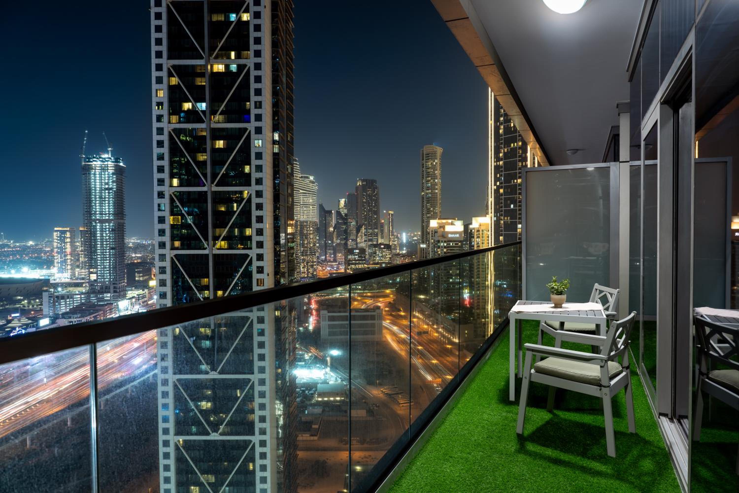 Paramount Midtown by Luxe Living
