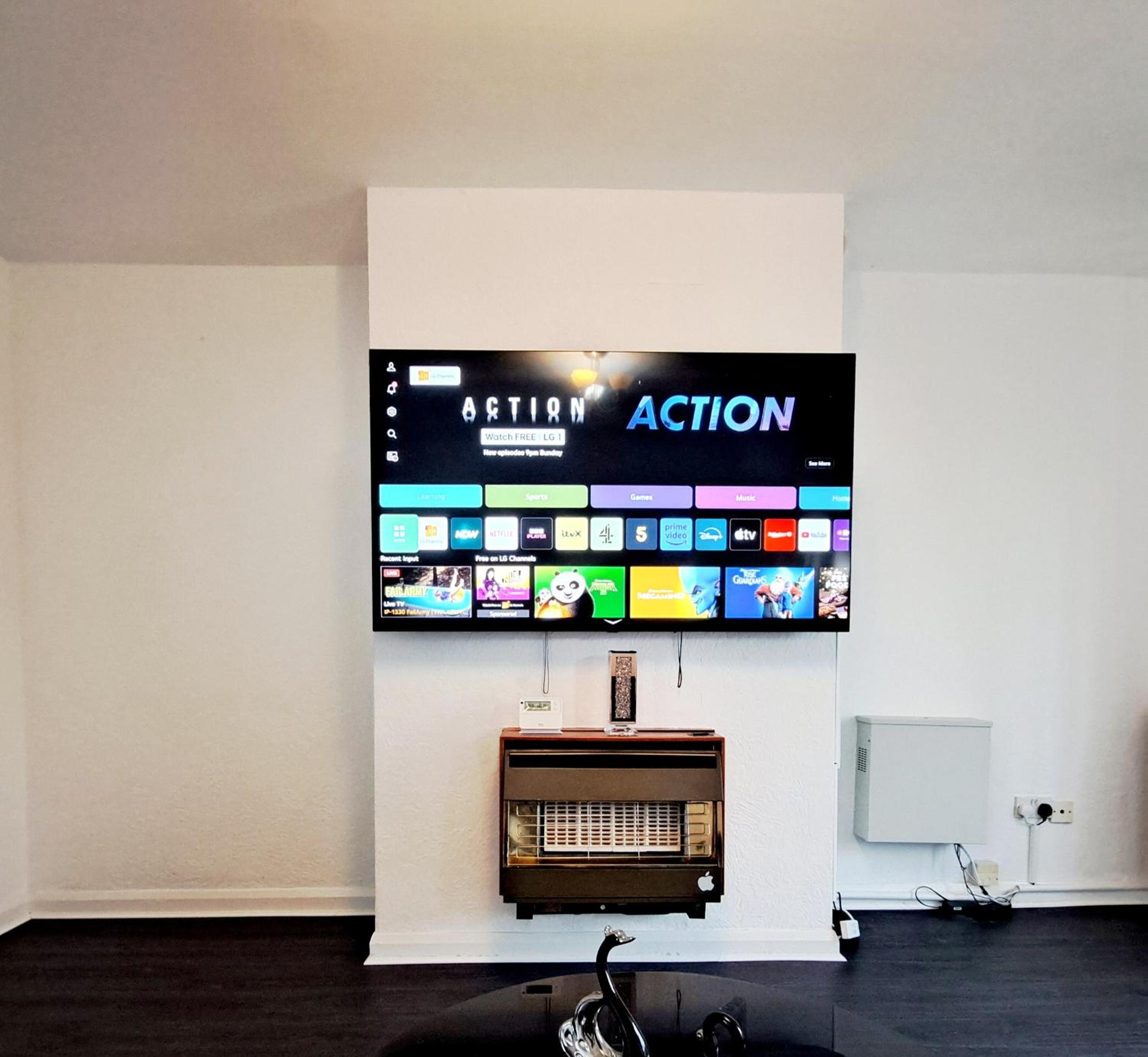 2 Bedroom House in Leeds - Sleeps 5 WiFi Parking