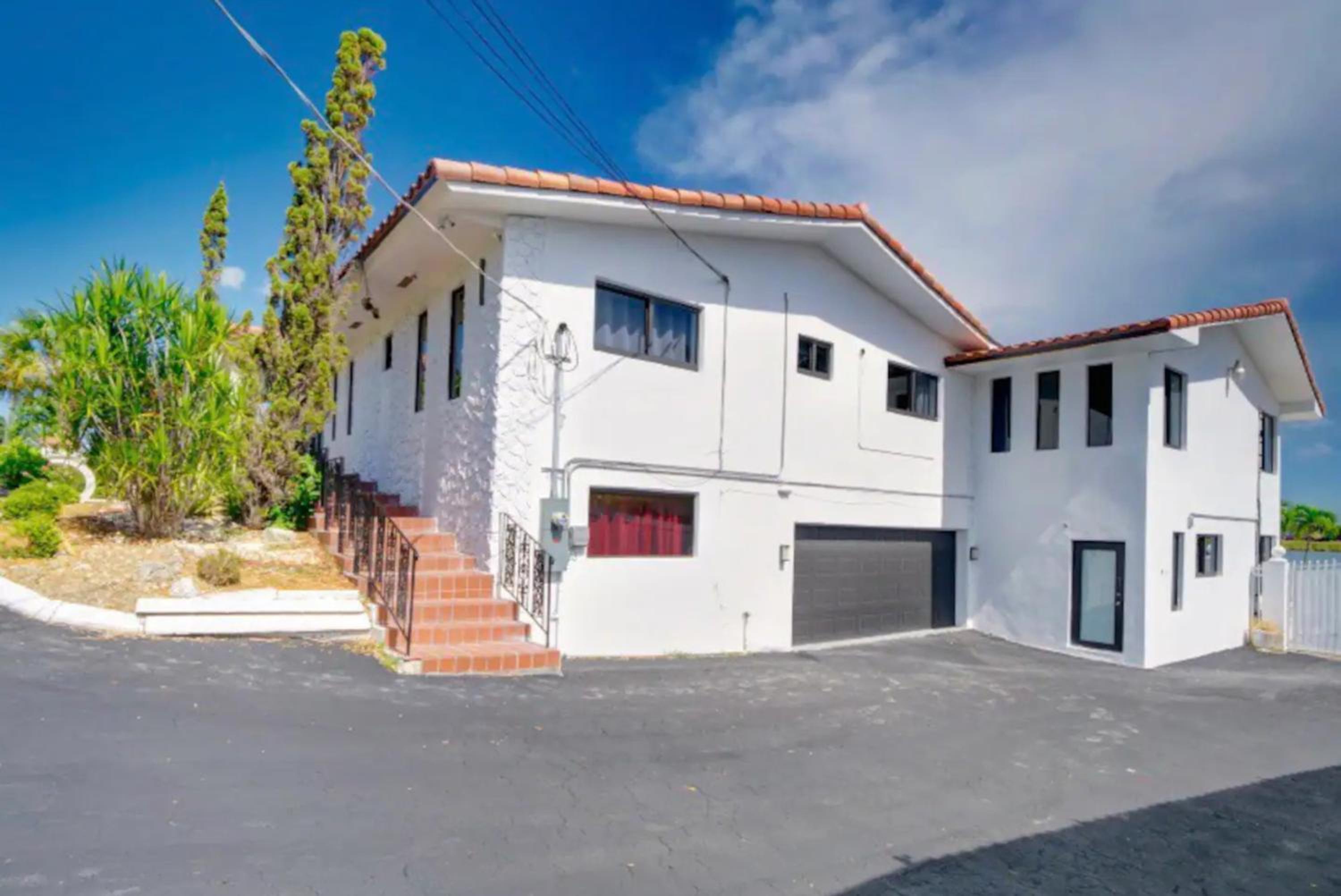 Club House 305 w PRIVATE NIGHTCLUB, Cinema, Game Room, Gym & Pool