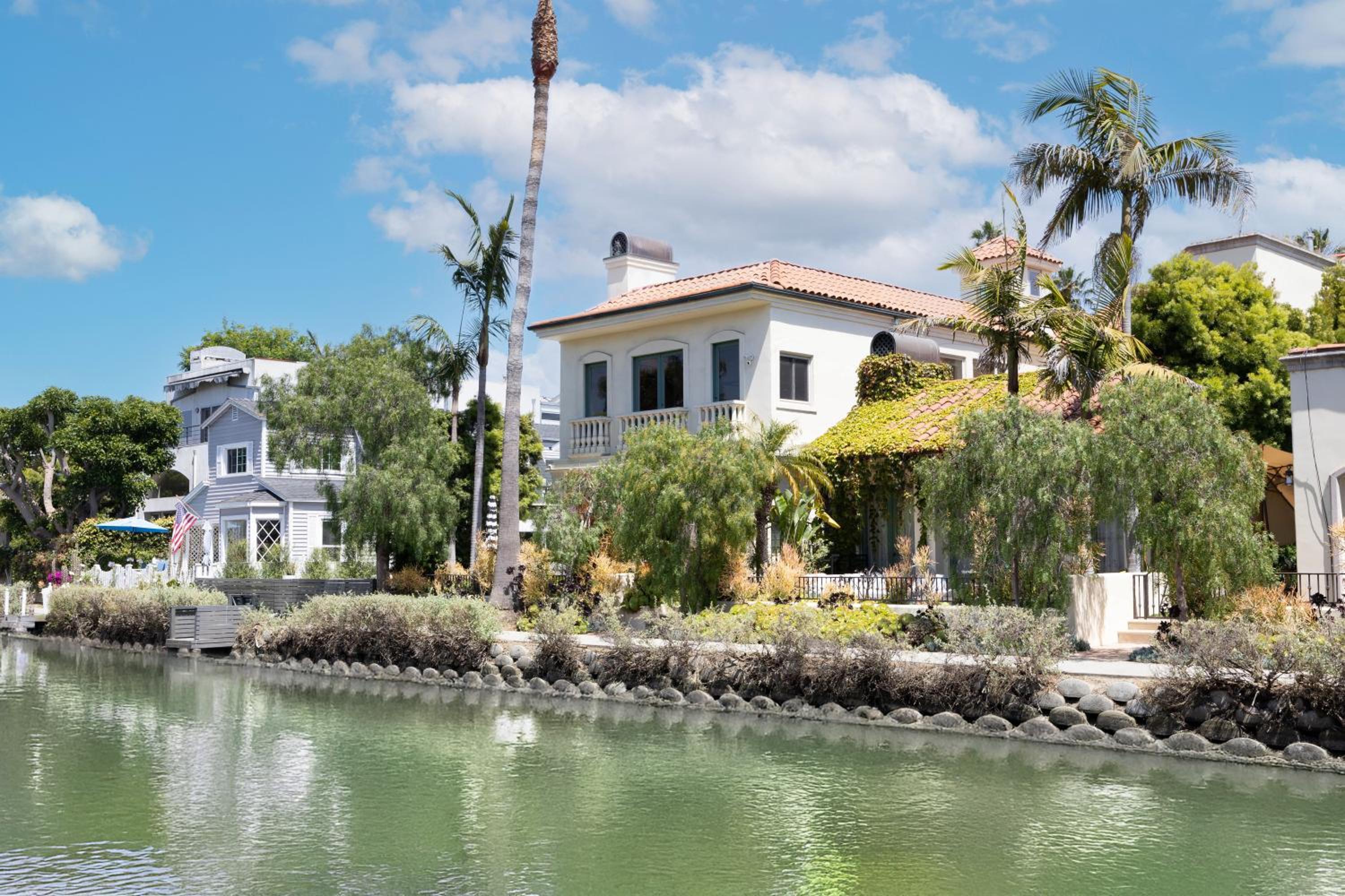 The Canal Escape - canal-front Italian villa