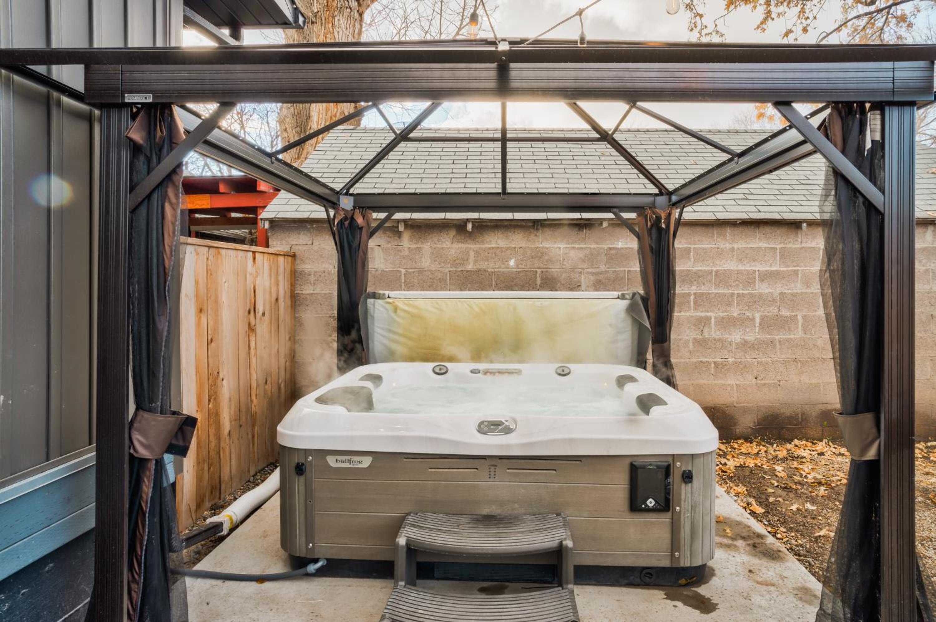 Hotel Modern Liberty Park Home and Hot Tub - Image 1