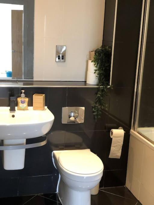 Lovely and Cool 2-bedroom serviced apartment in Sheffield -Fans, FREE WiFi
