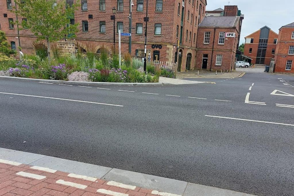 Lovely and Cool 2-bedroom serviced apartment in Sheffield -Fans, FREE WiFi
