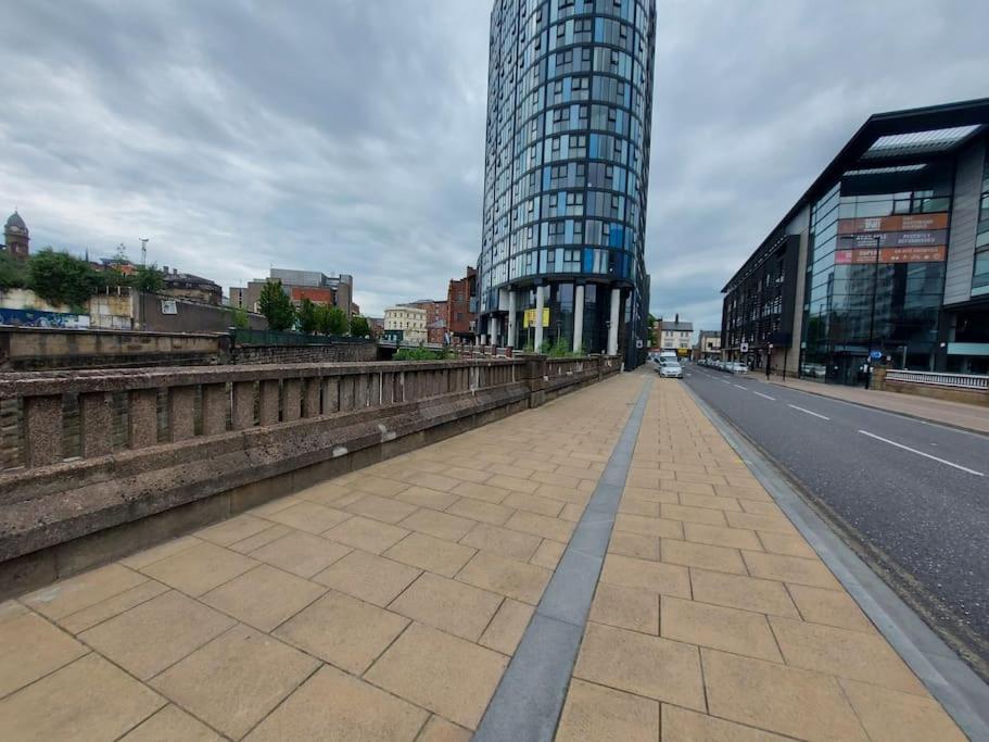 Lovely and Cool 2-bedroom serviced apartment in Sheffield -Fans, FREE WiFi