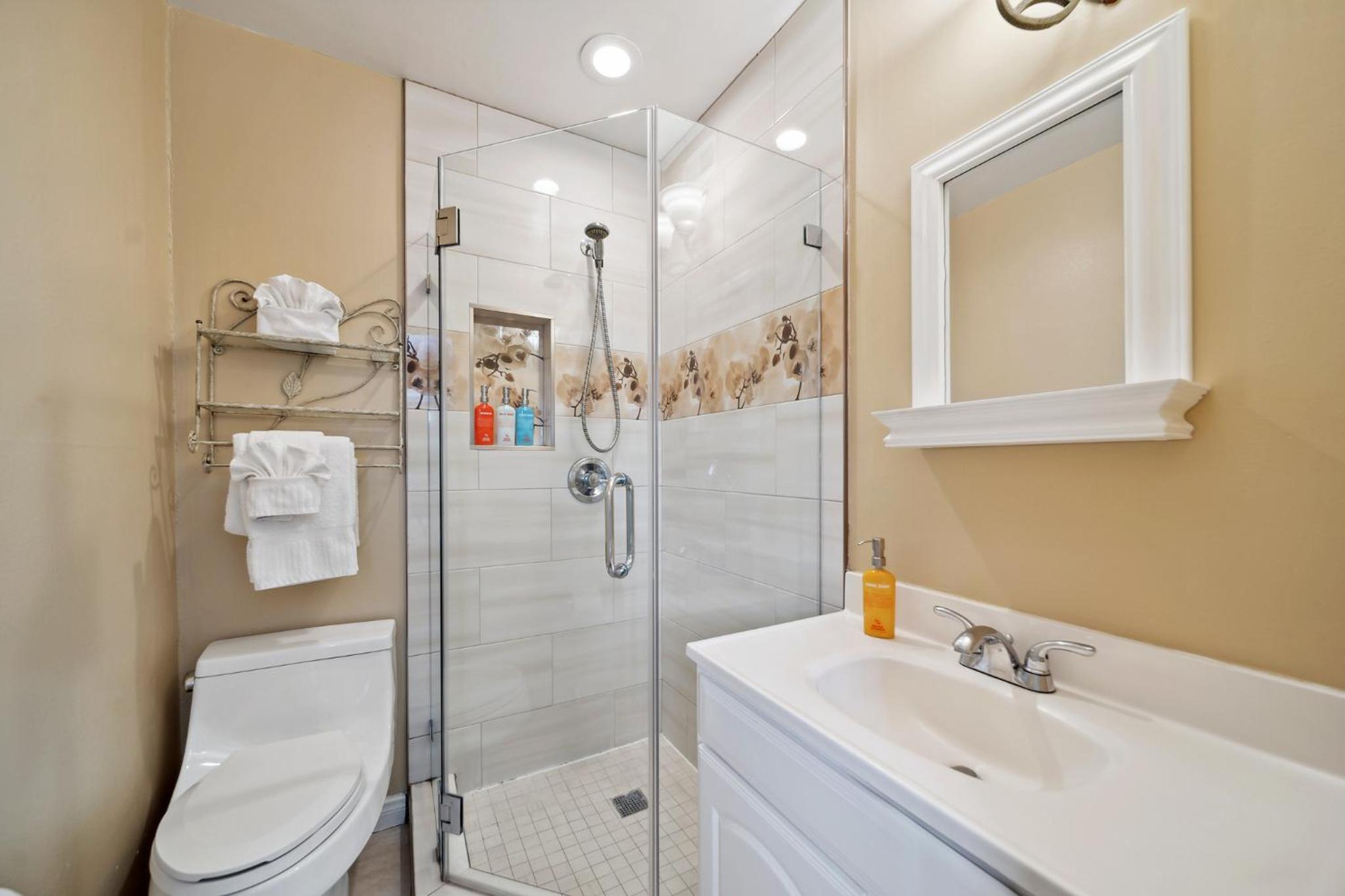 Pet Friendly Gem Near the Beach and Shopping