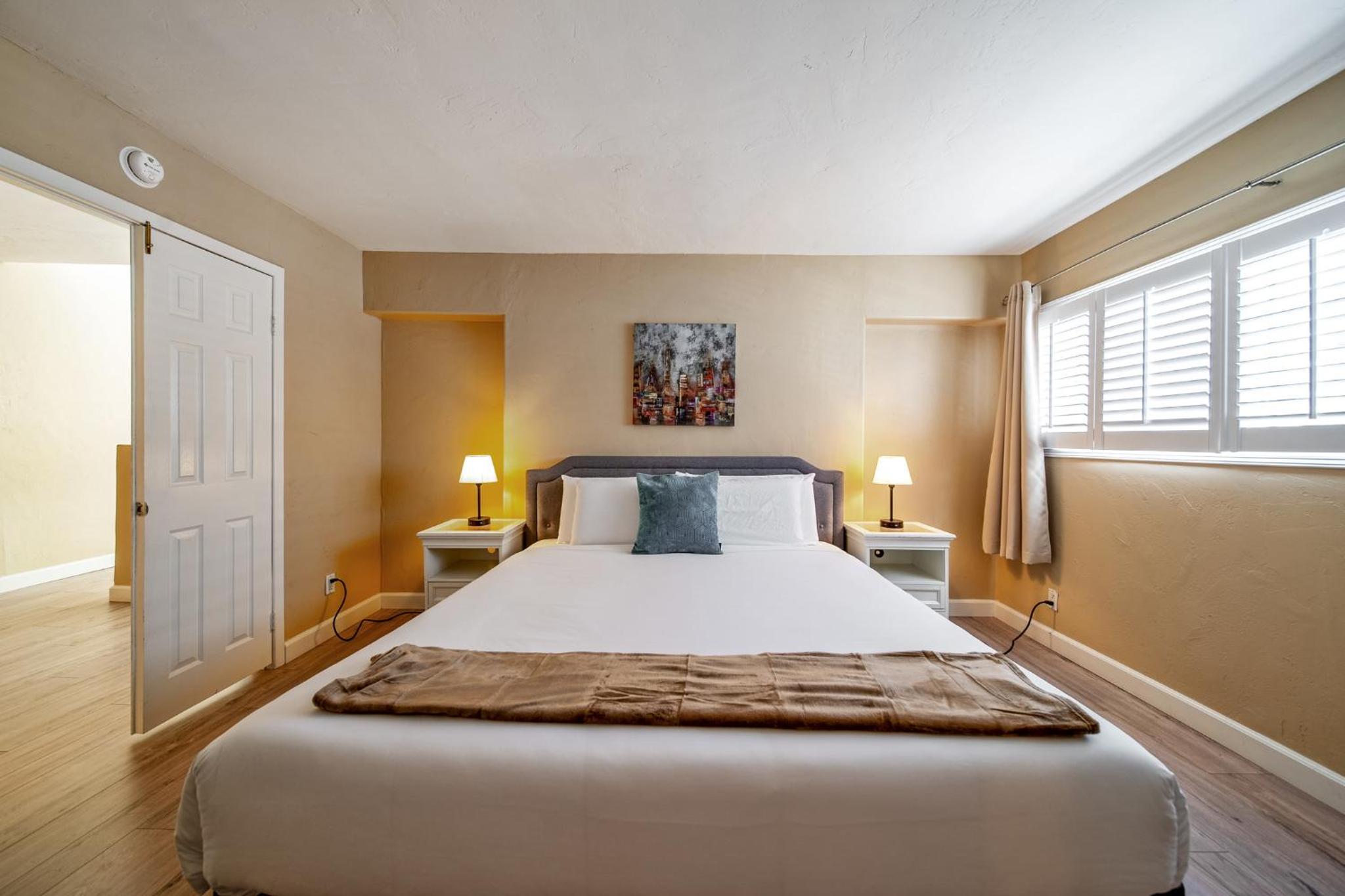 Pet Friendly Gem Near the Beach and Shopping