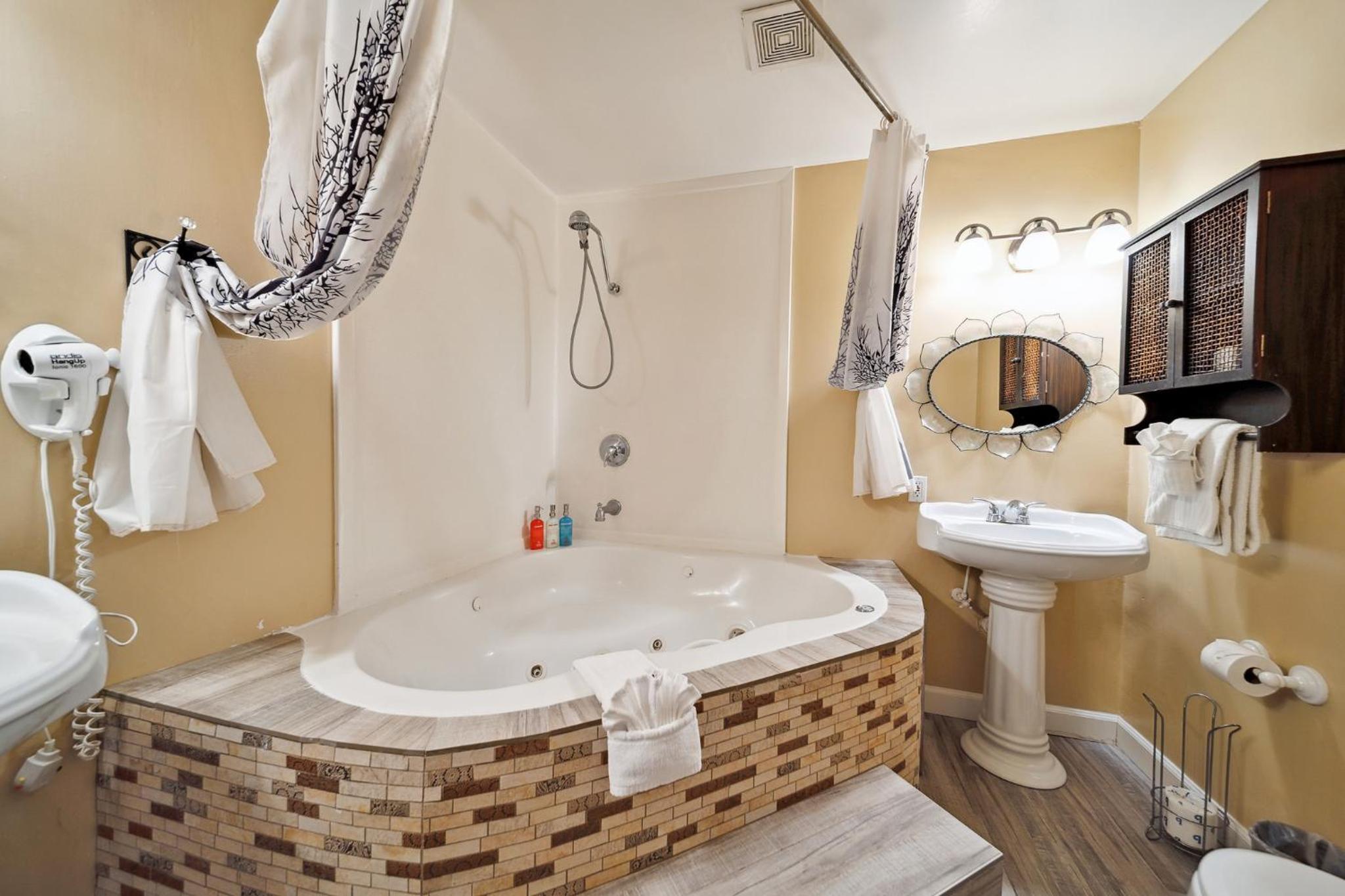 Pet Friendly Gem Near the Beach and Shopping