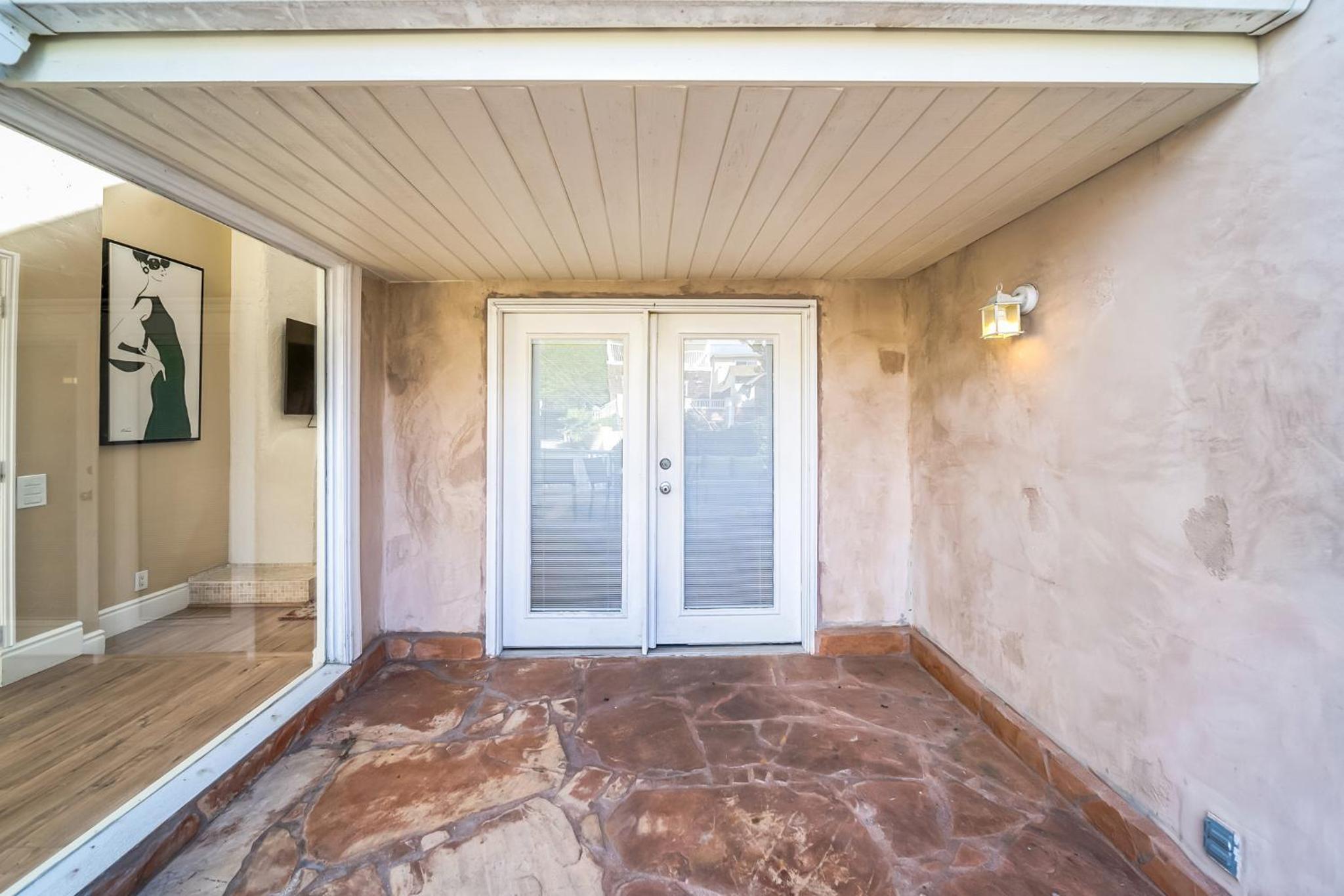 Pet Friendly Gem Near the Beach and Shopping
