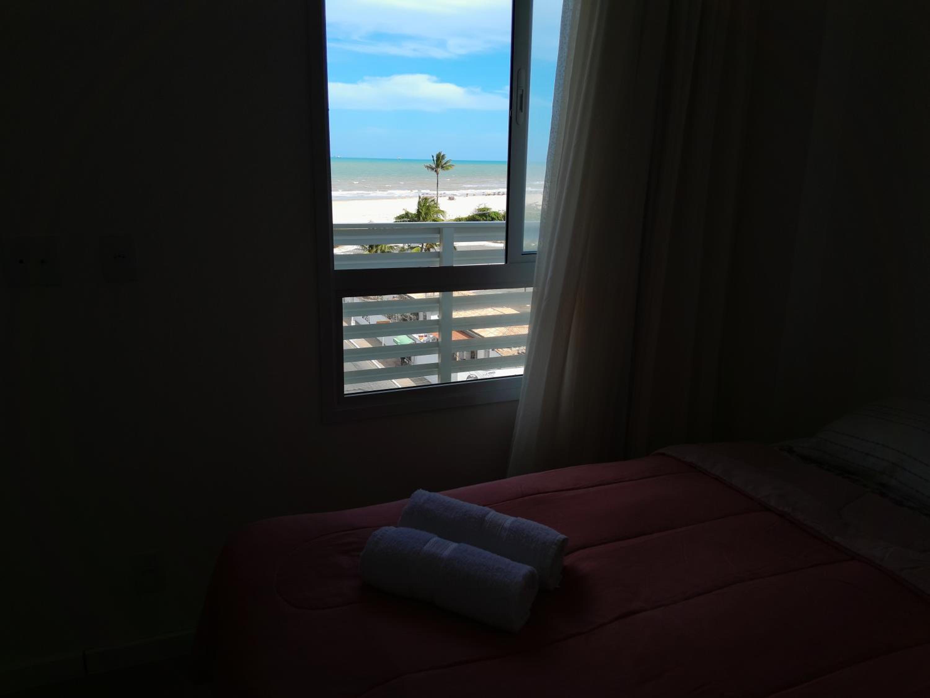 Em frente à Praia de Atalaia, com vista para o mar, piscina no terraço e churrasqueira na varanda