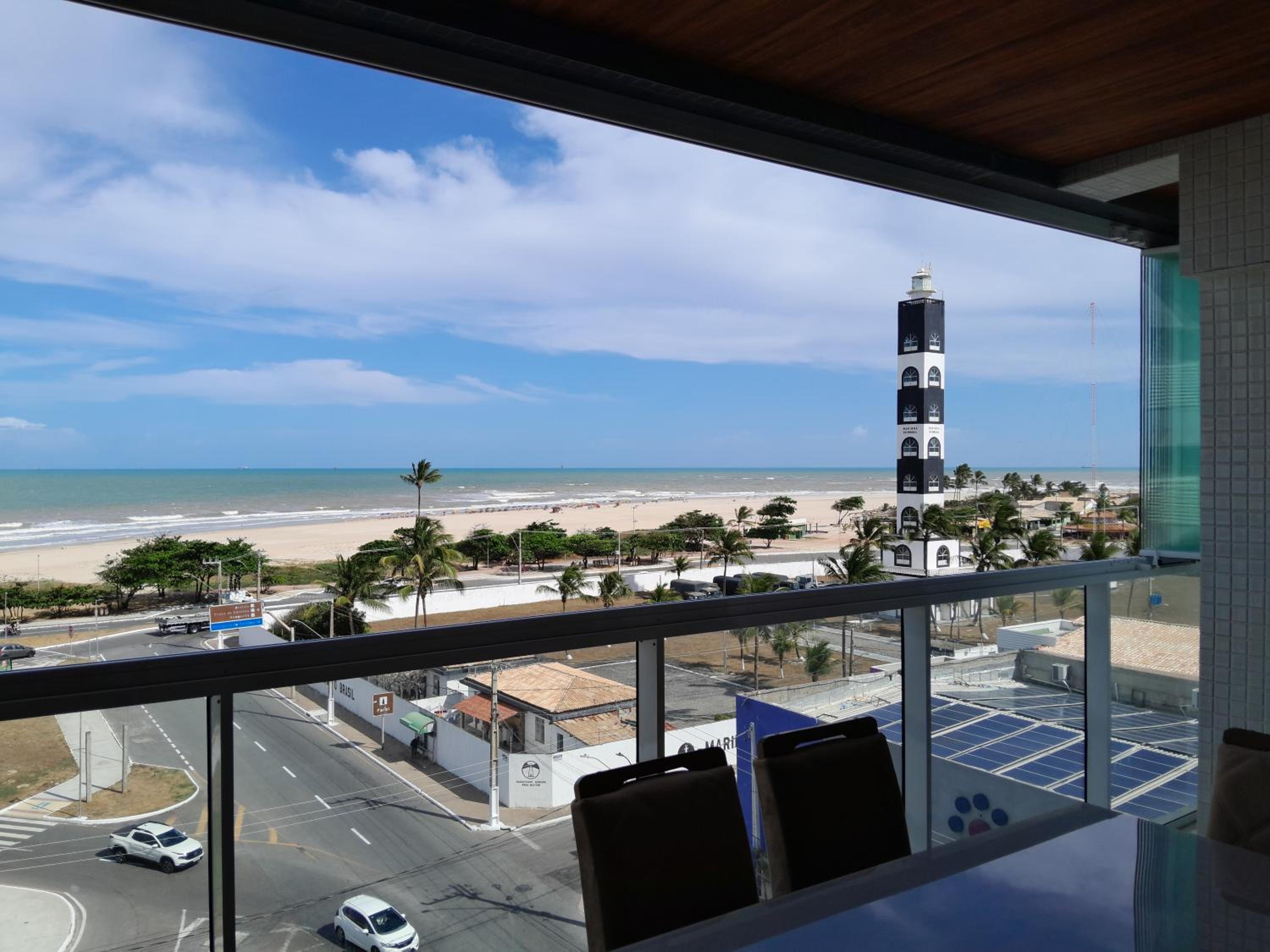 Em frente à Praia de Atalaia, com vista para o mar, piscina no terraço e churrasqueira na varanda