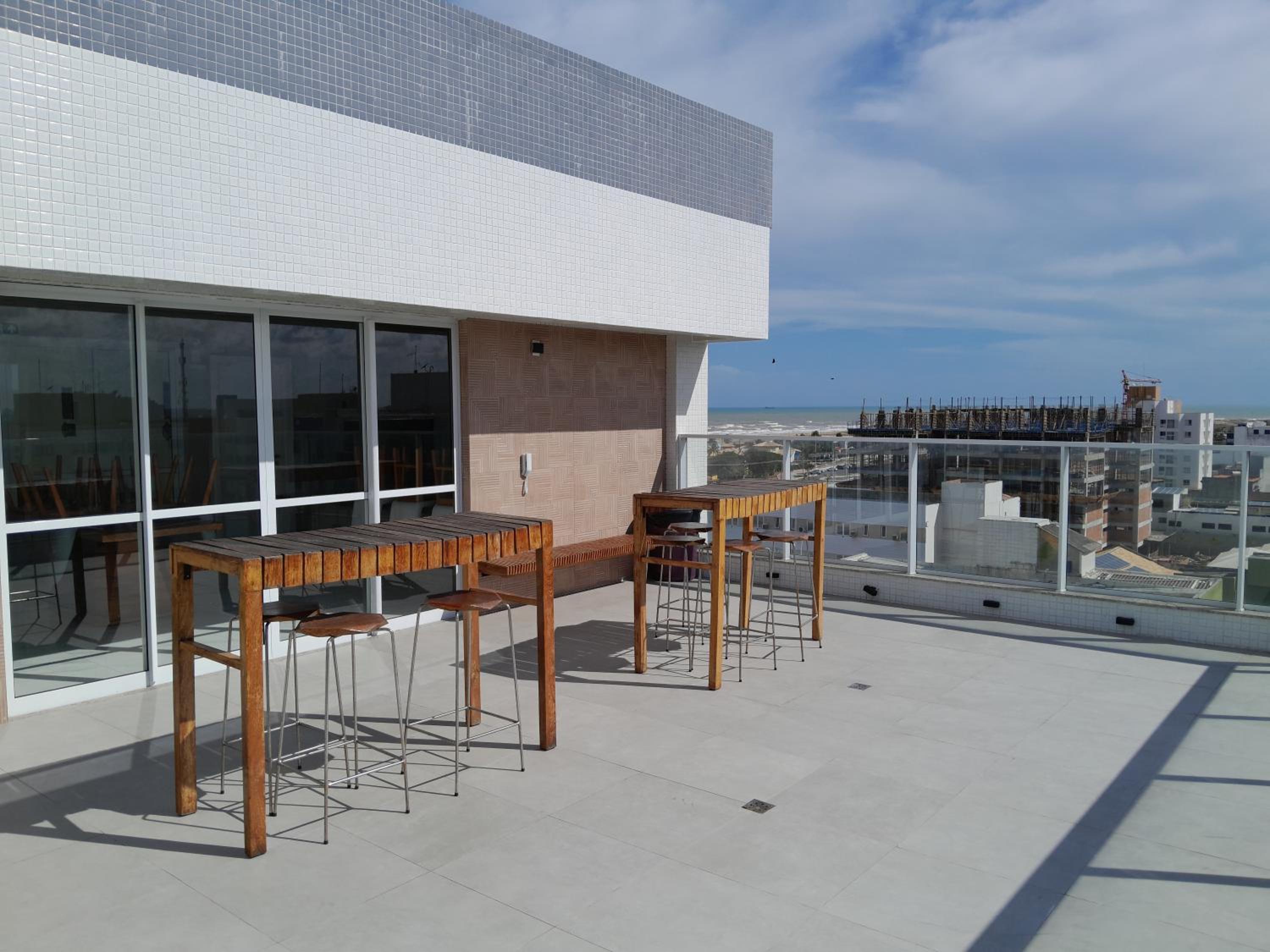 Em frente à Praia de Atalaia, com vista para o mar, piscina no terraço e churrasqueira na varanda