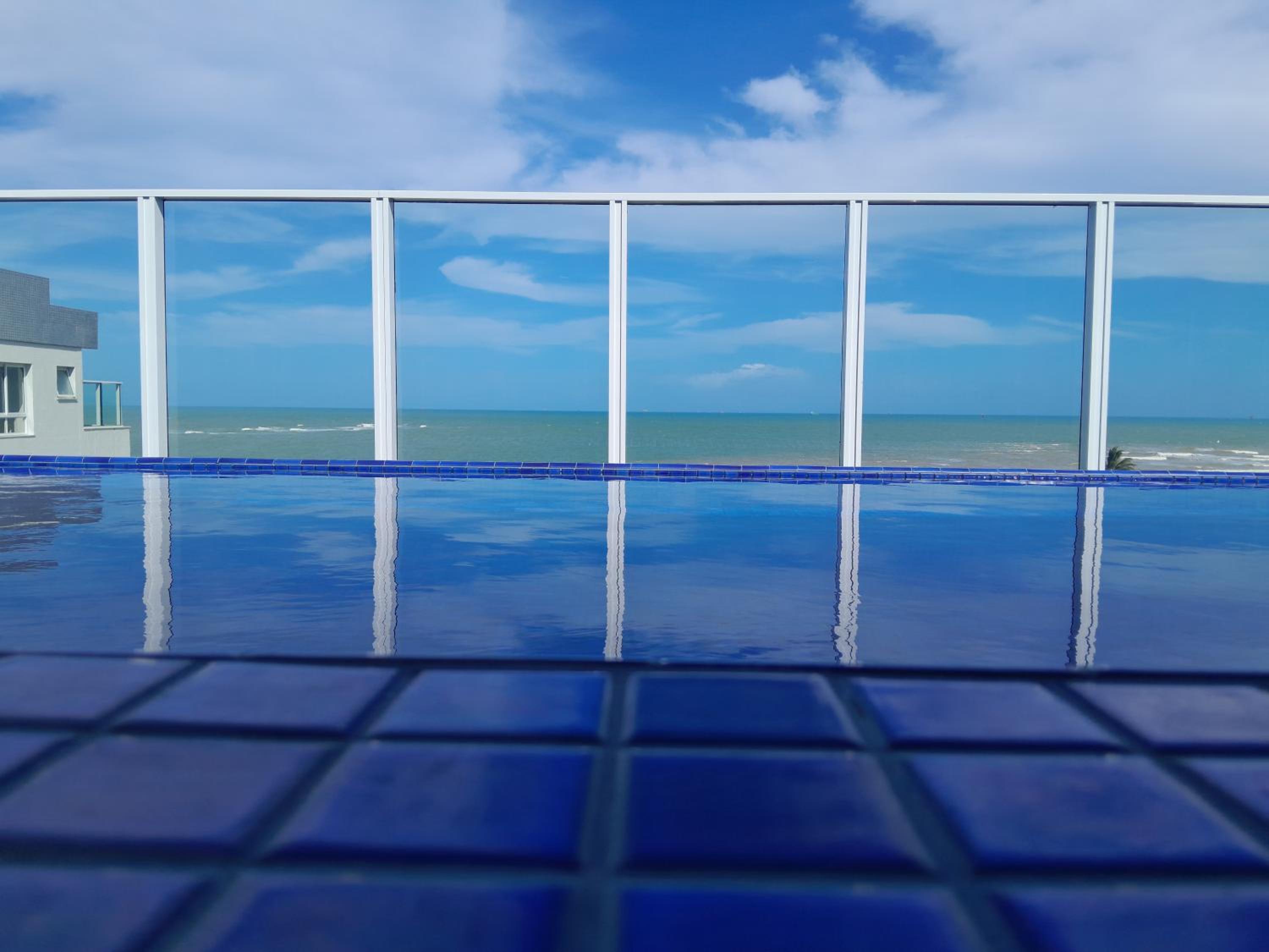 Em frente à Praia de Atalaia, com vista para o mar, piscina no terraço e churrasqueira na varanda