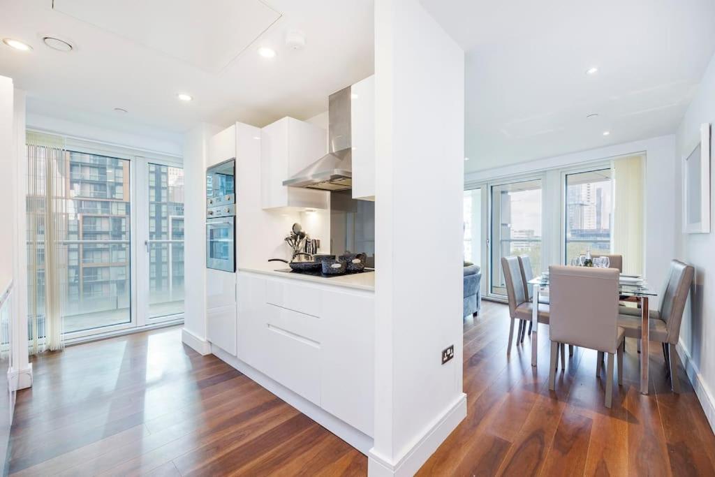 3 Bed Apartment by AV Stays Short Lets Canary Wharf