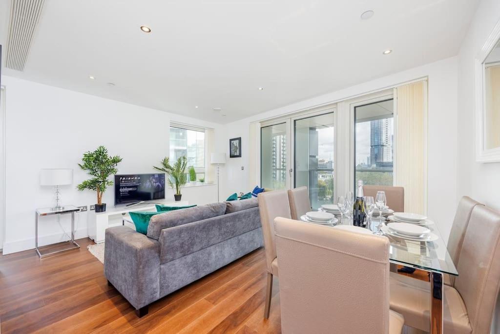 3 Bed Apartment by AV Stays Short Lets Canary Wharf