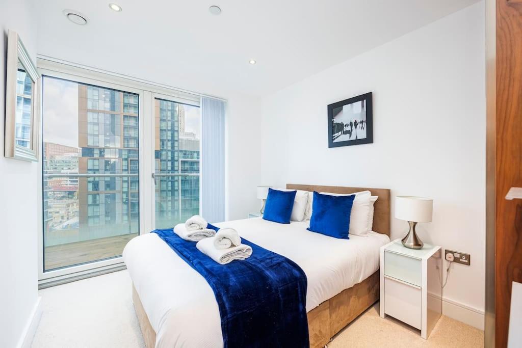 3 Bed Apartment by AV Stays Short Lets Canary Wharf