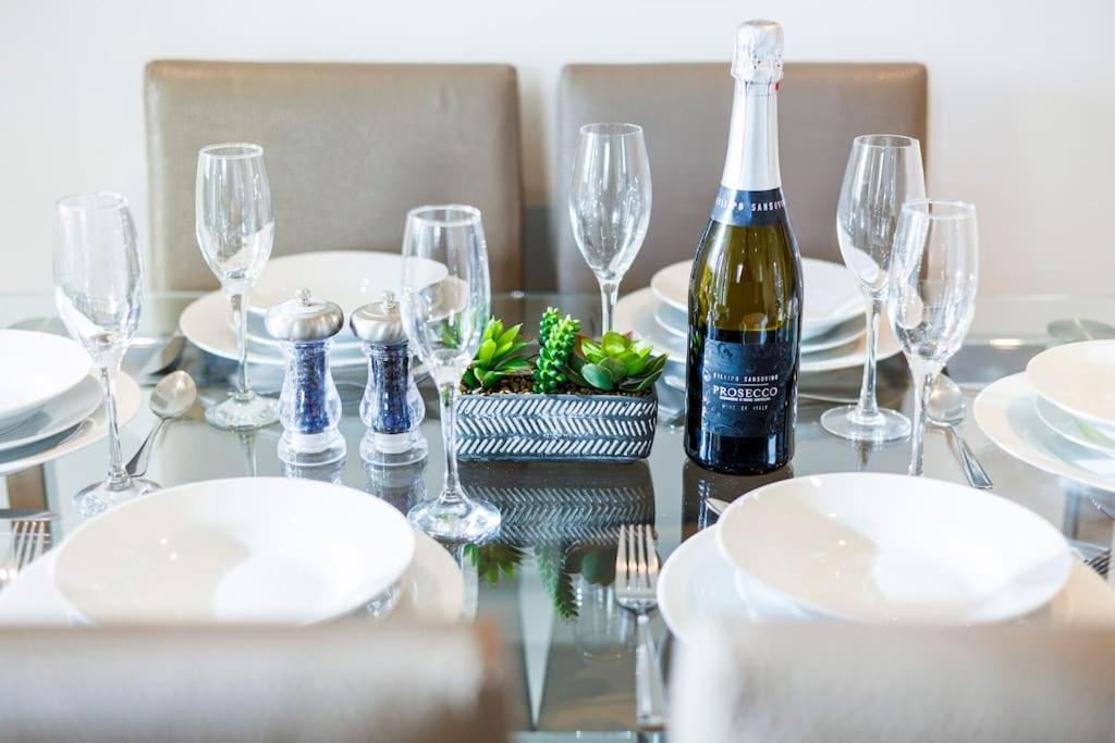 3 Bed Apartment by AV Stays Short Lets Canary Wharf