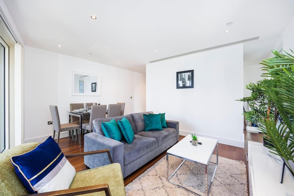 3 Bed Apartment by AV Stays Short Lets Canary Wharf