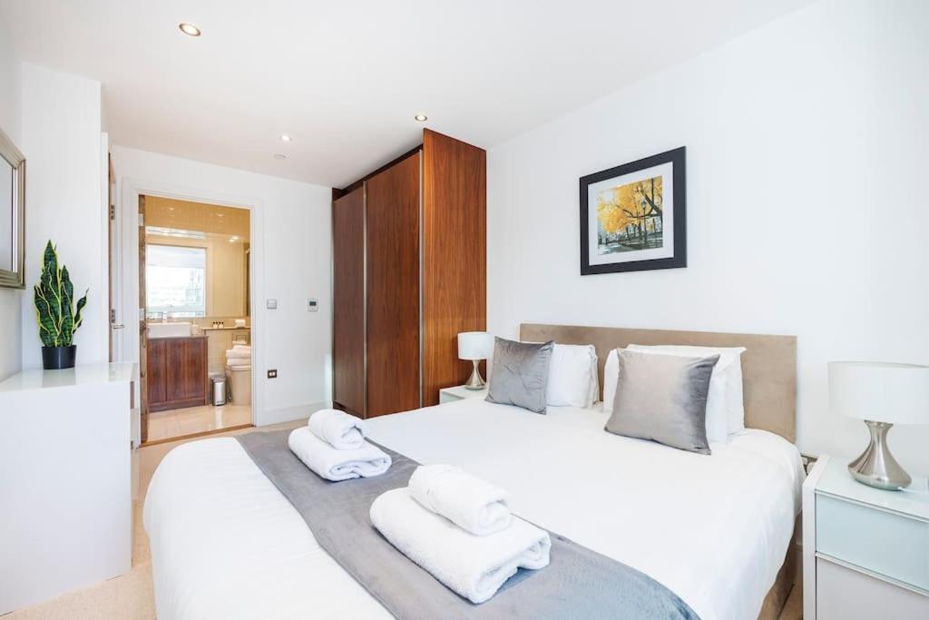 3 Bed Apartment by AV Stays Short Lets Canary Wharf