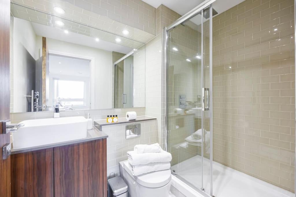 3 Bed Apartment by AV Stays Short Lets Canary Wharf