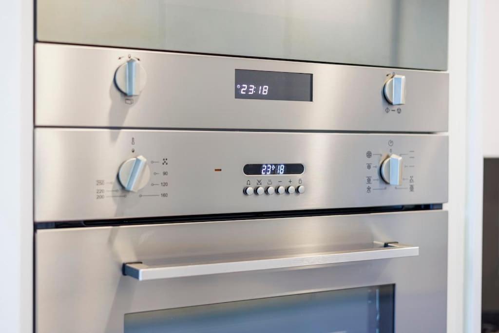 3 Bed Apartment by AV Stays Short Lets Canary Wharf