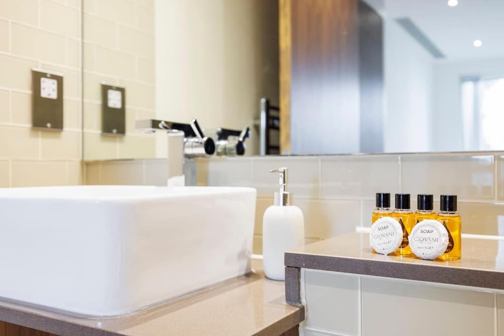 3 Bed Apartment by AV Stays Short Lets Canary Wharf