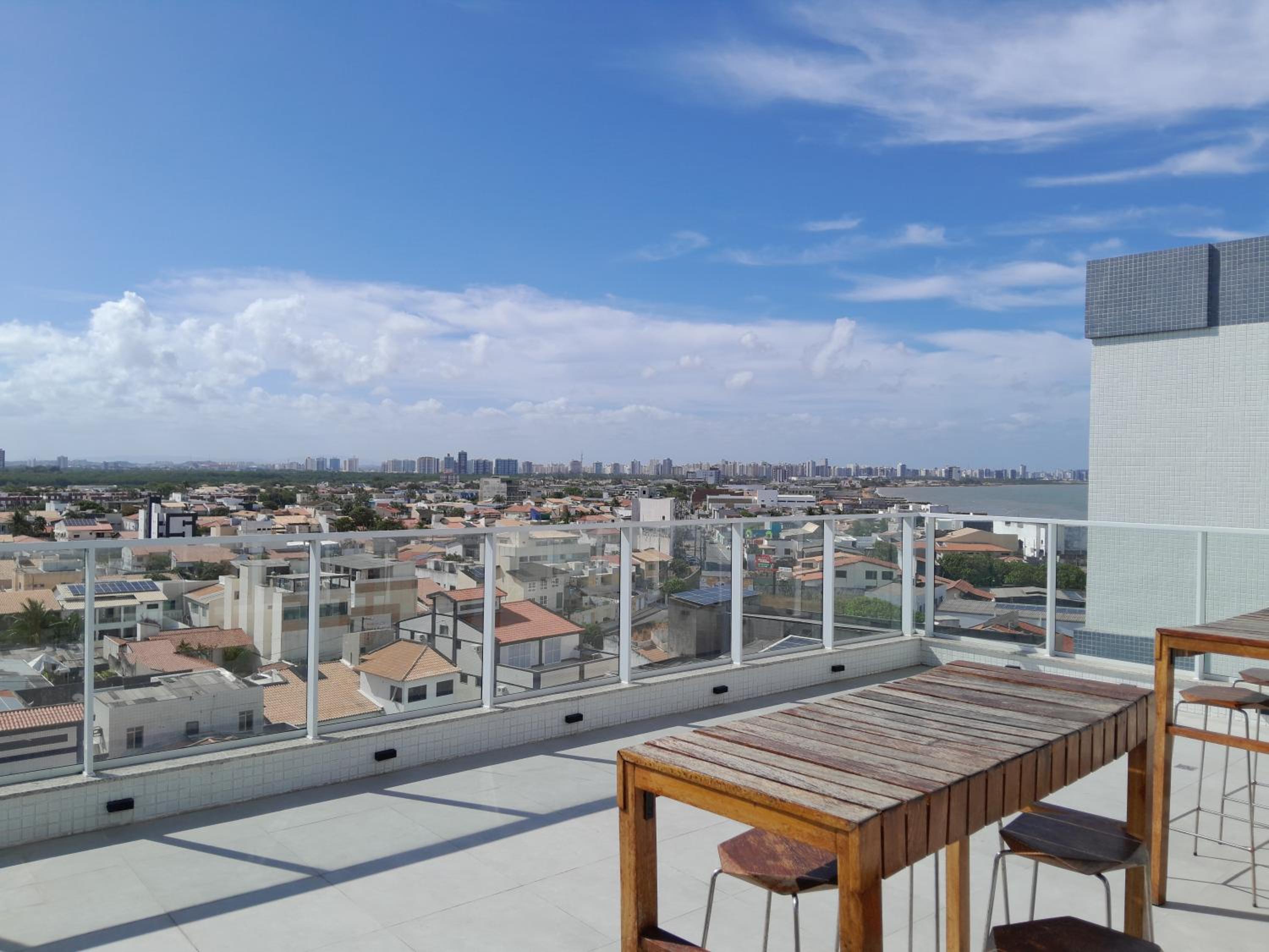 Em frente à Praia de Atalaia, com vista para o mar, piscina no terraço e churrasqueira na varanda