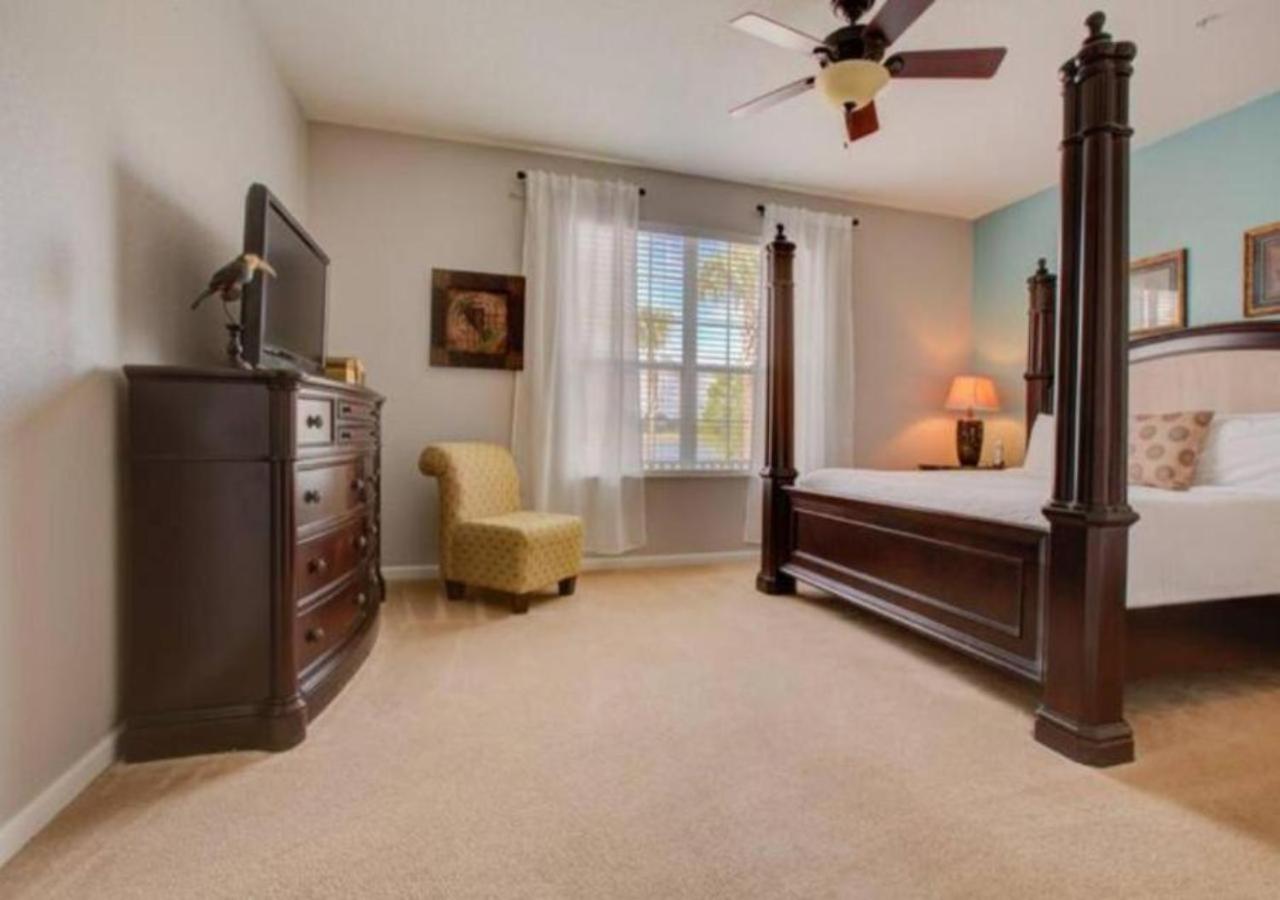 Gorgeous 1st-Floor, End Unit Condo w LAKEVIEW