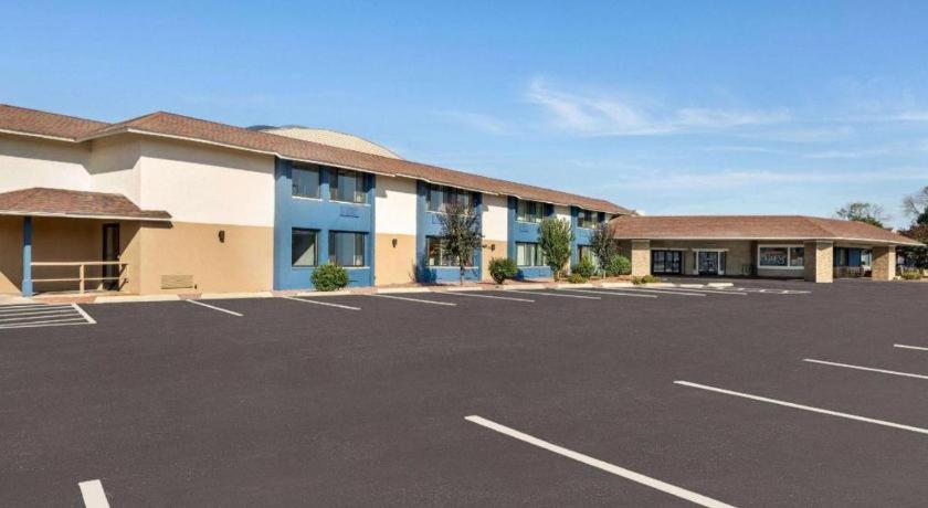 AmericInn by Wyndham La Crosse Riverfront-Conference Center