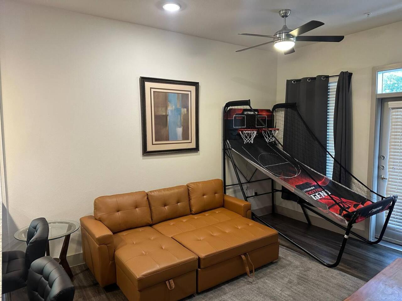 Luxurious 1 Bedroom w pool & patio inGalleria area view 3